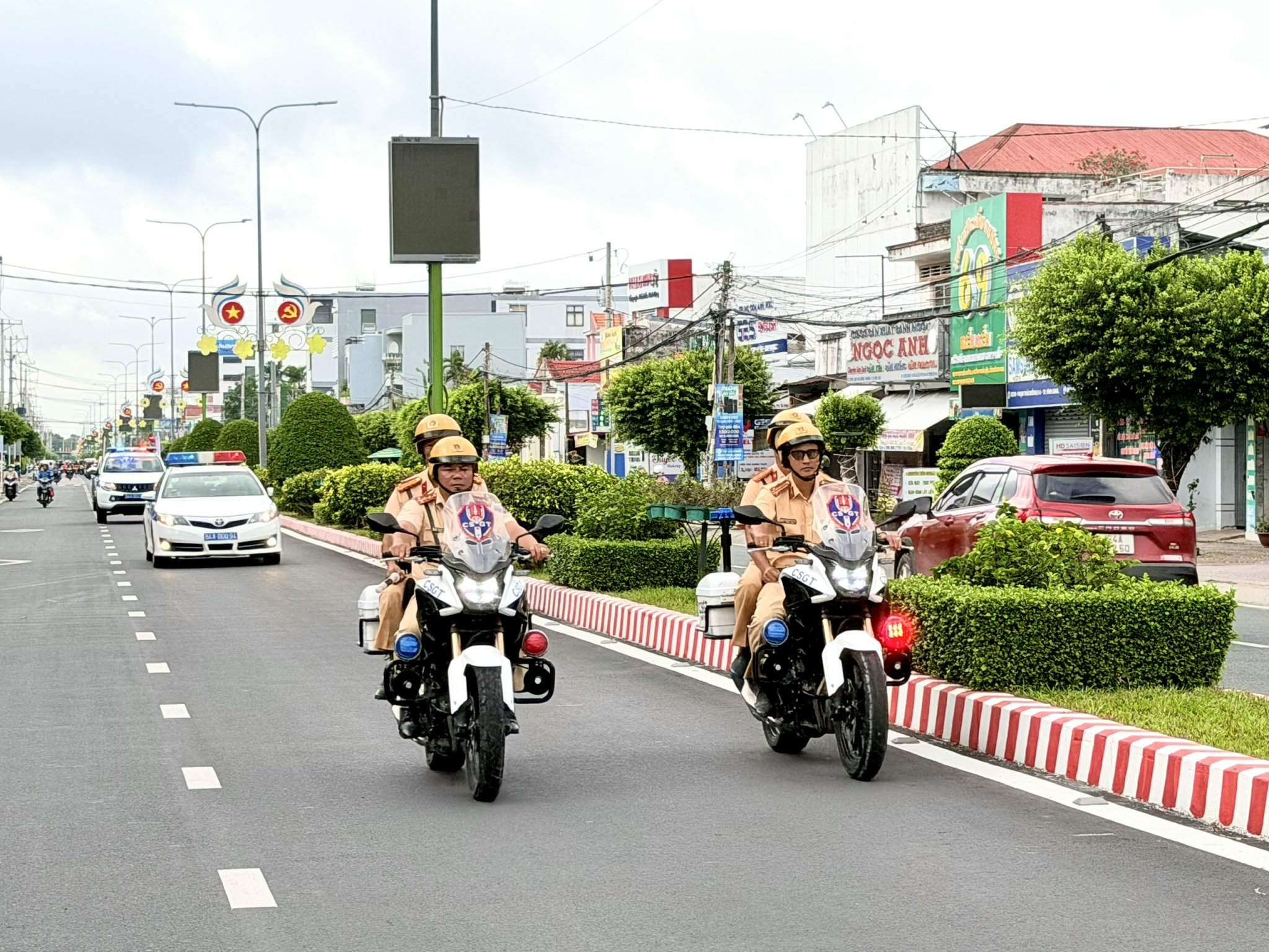 Các lực lượng diễu hành qua một số tuyến đường (2)