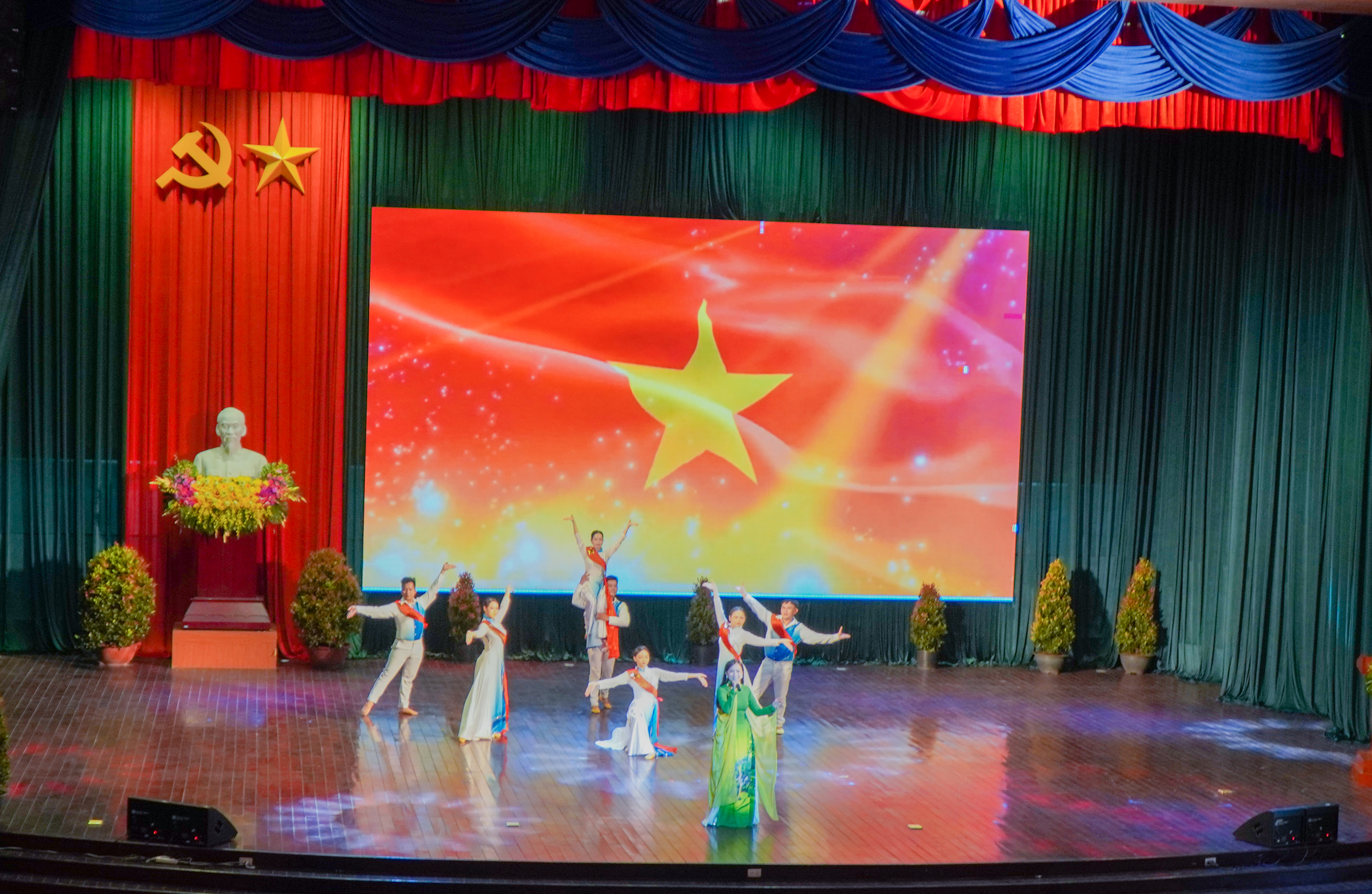Các tiết mục văn nghệ tại chương trình (2)