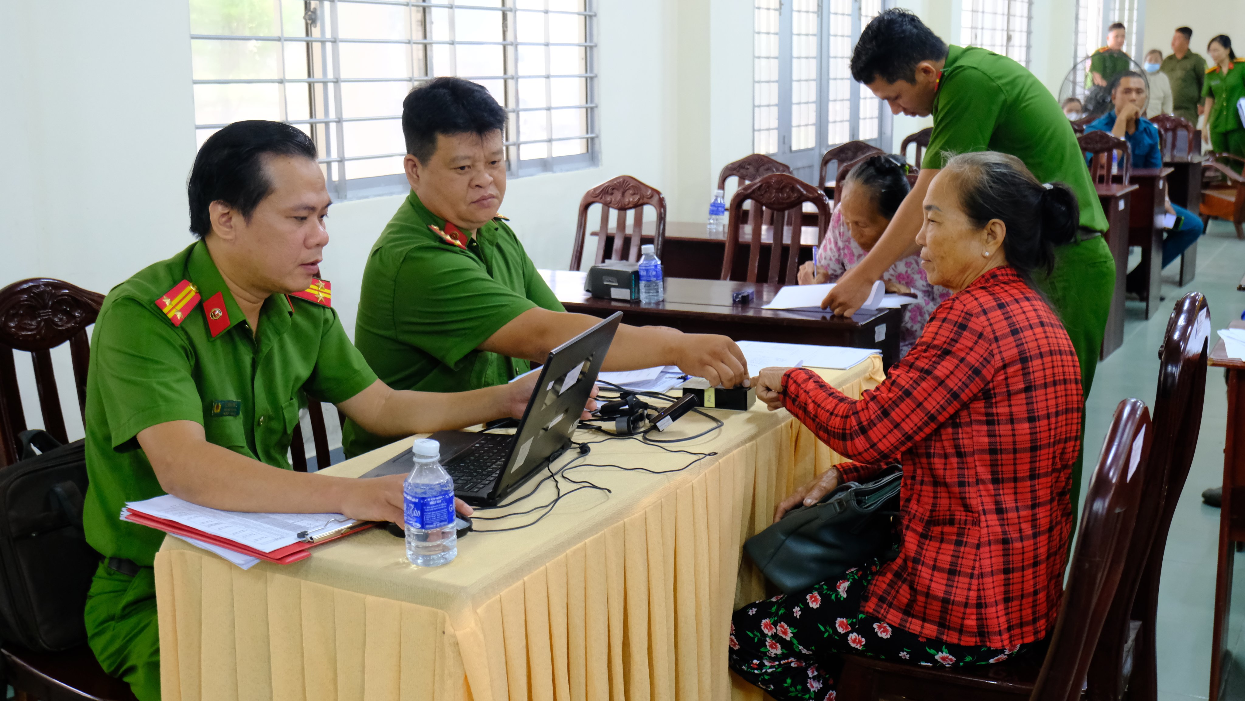 Cán bộ Công an hướng dẫn