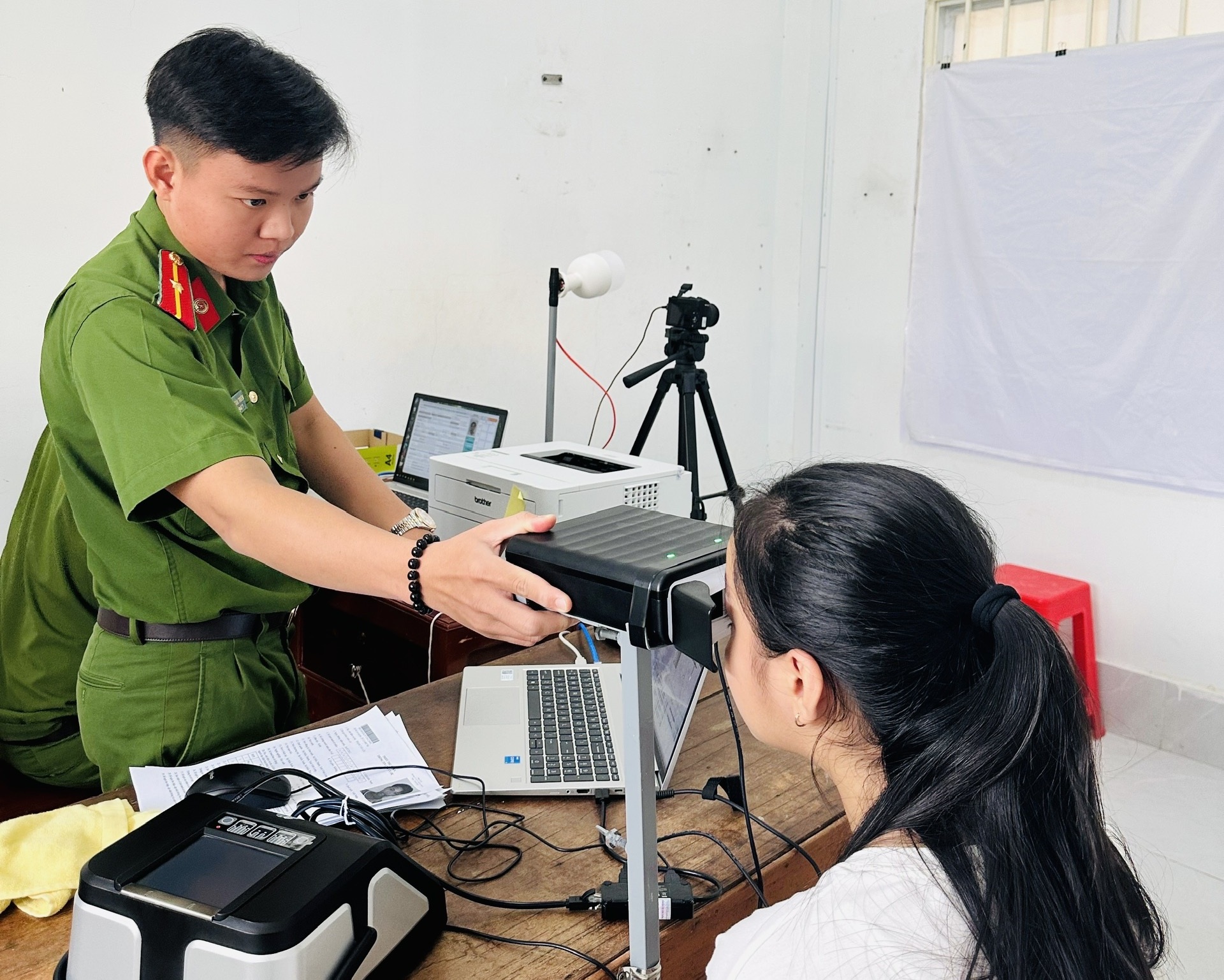 Cán bộ Công an xã Hiếu Thành, tỉnh Vĩnh Long hỗ trợ người dân làm căn cước công dân
