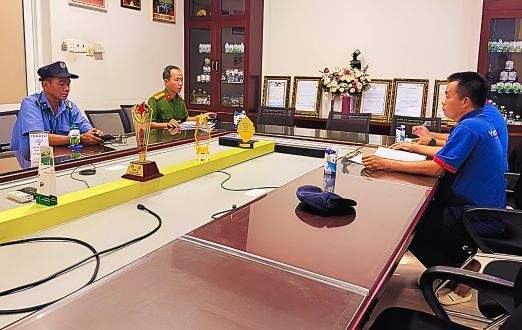 Cán bộ Công an xã trong buổi trao đổi, làm việc với lãnh đạo Công ty Dừa Lương Quới về việc thu thập dữ liệu xe công nhân