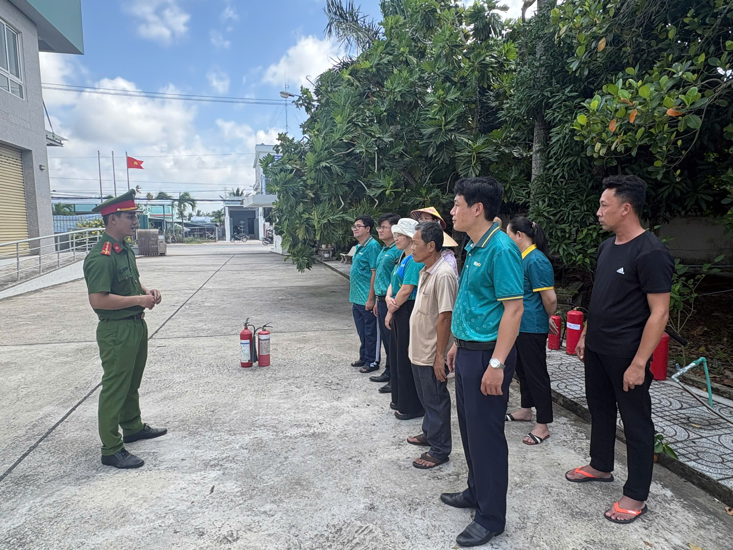 Cán bộ Đội Phòng Cảnh sát PCCC và CNCH triển khai nội dung thực tập