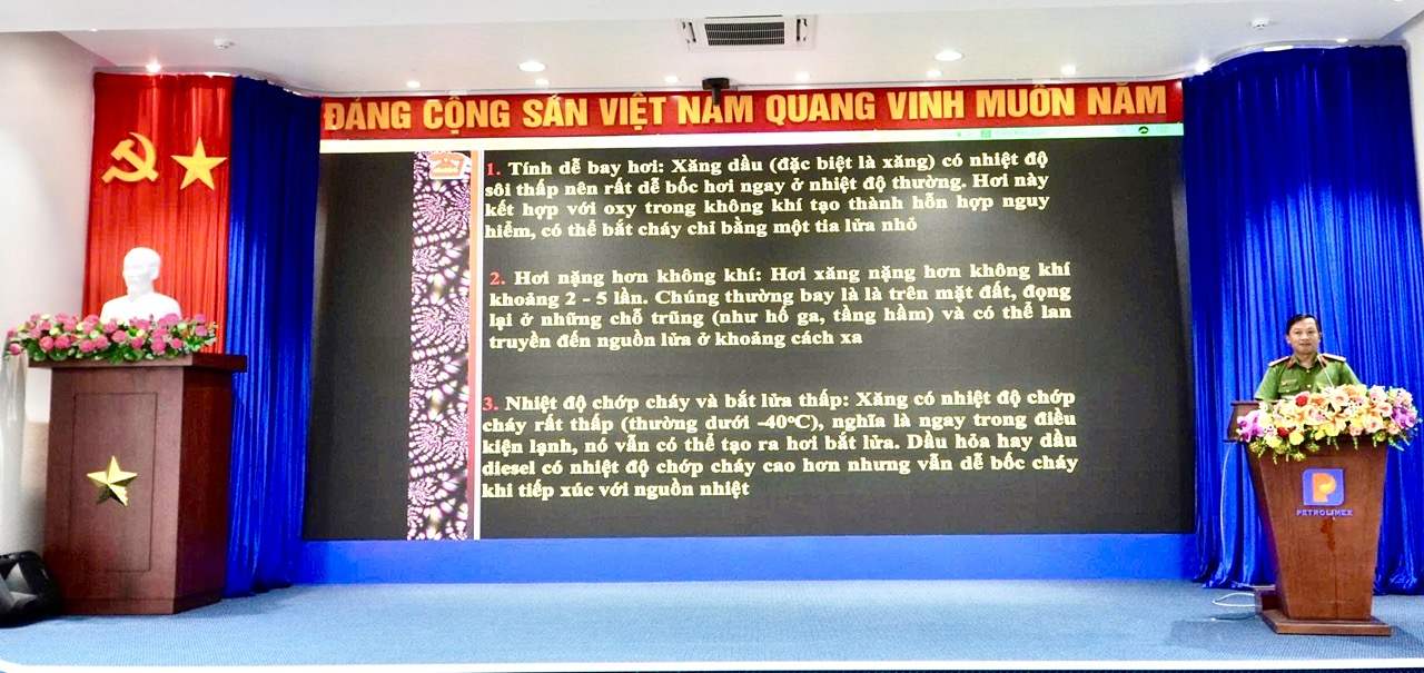 Cán bộ Phòng Cảnh sát PCCC và CNCH triển khai lý thuyết