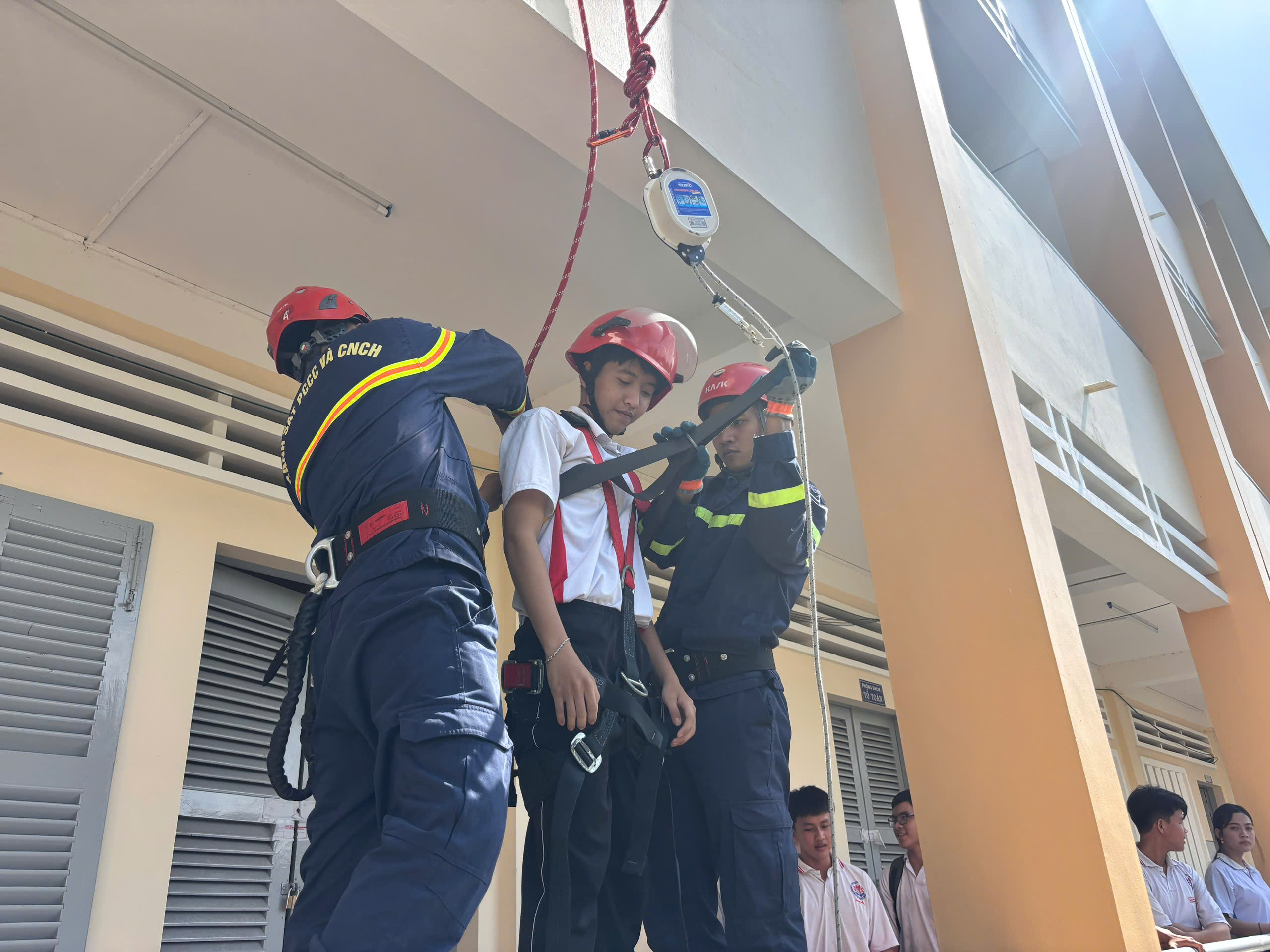 Cảnh sát PCCC và CNCH hướng dẫn thoát nạn bằng dây hạ chậm