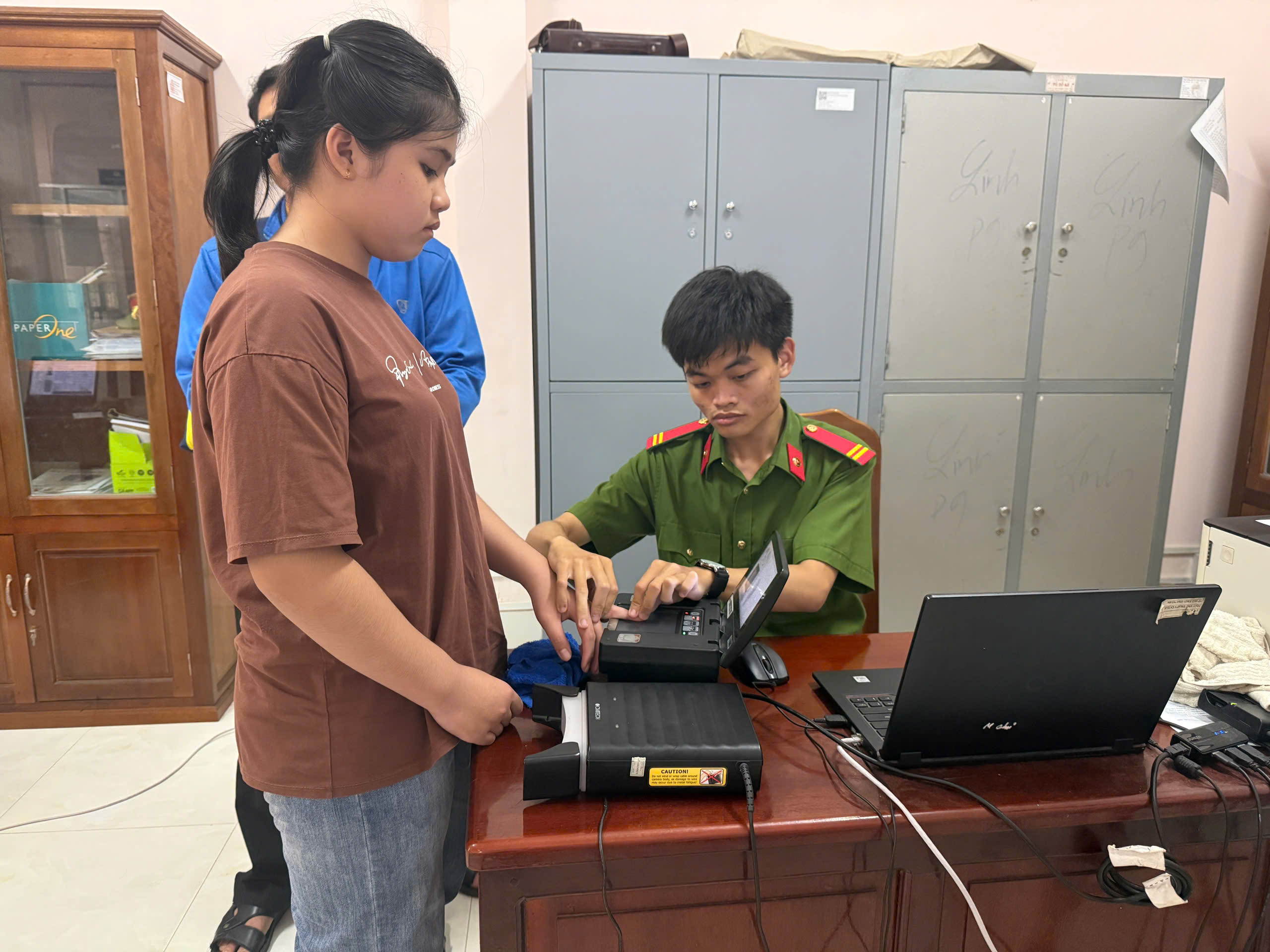 CBCS CÔNG AN PHƯỜNG TRÀ VINH THU NHẬN VÂN TAY CẤP CĂN CƯỚC