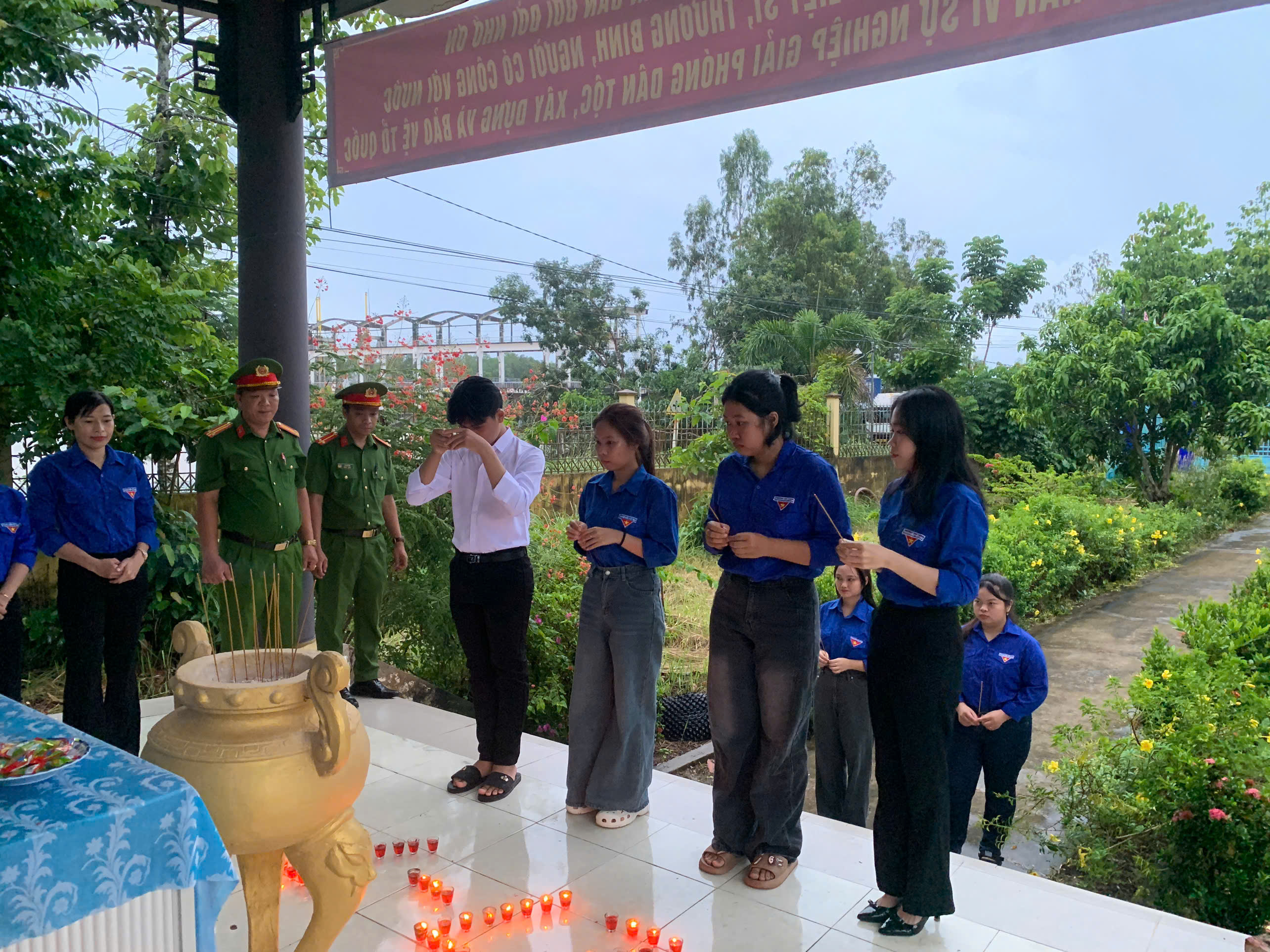 chi đoàn thắp nền 1