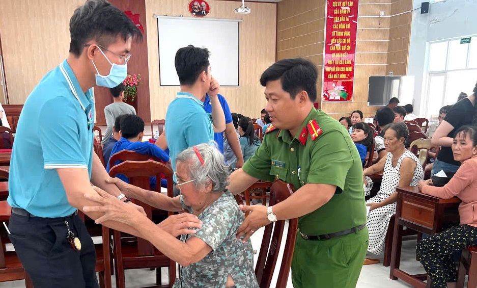Chiến sĩ CAX Long Vĩnh hỗ trợ người cao tuổi
