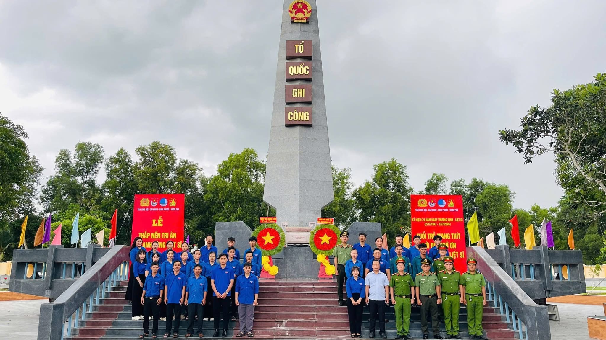 Chụp ảnh lưu niệm tại đài tưởng niệm các Anh hùng liệt sĩ