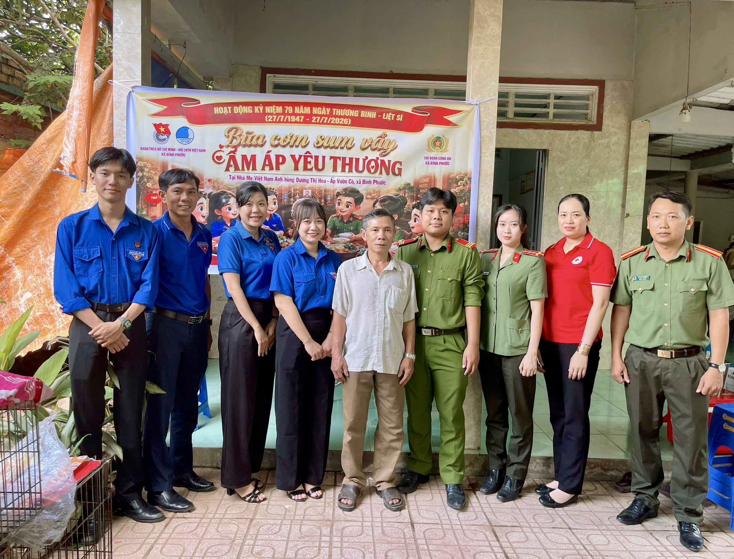Chụp ảnh lưu niệm với đại diện gia đình của Mẹ Dương Thị Hoa