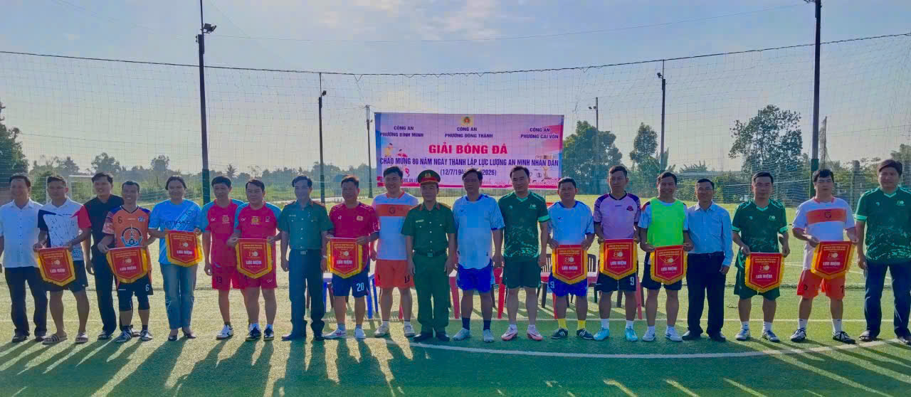 CHỤP ẢNH TRAO CỜ
