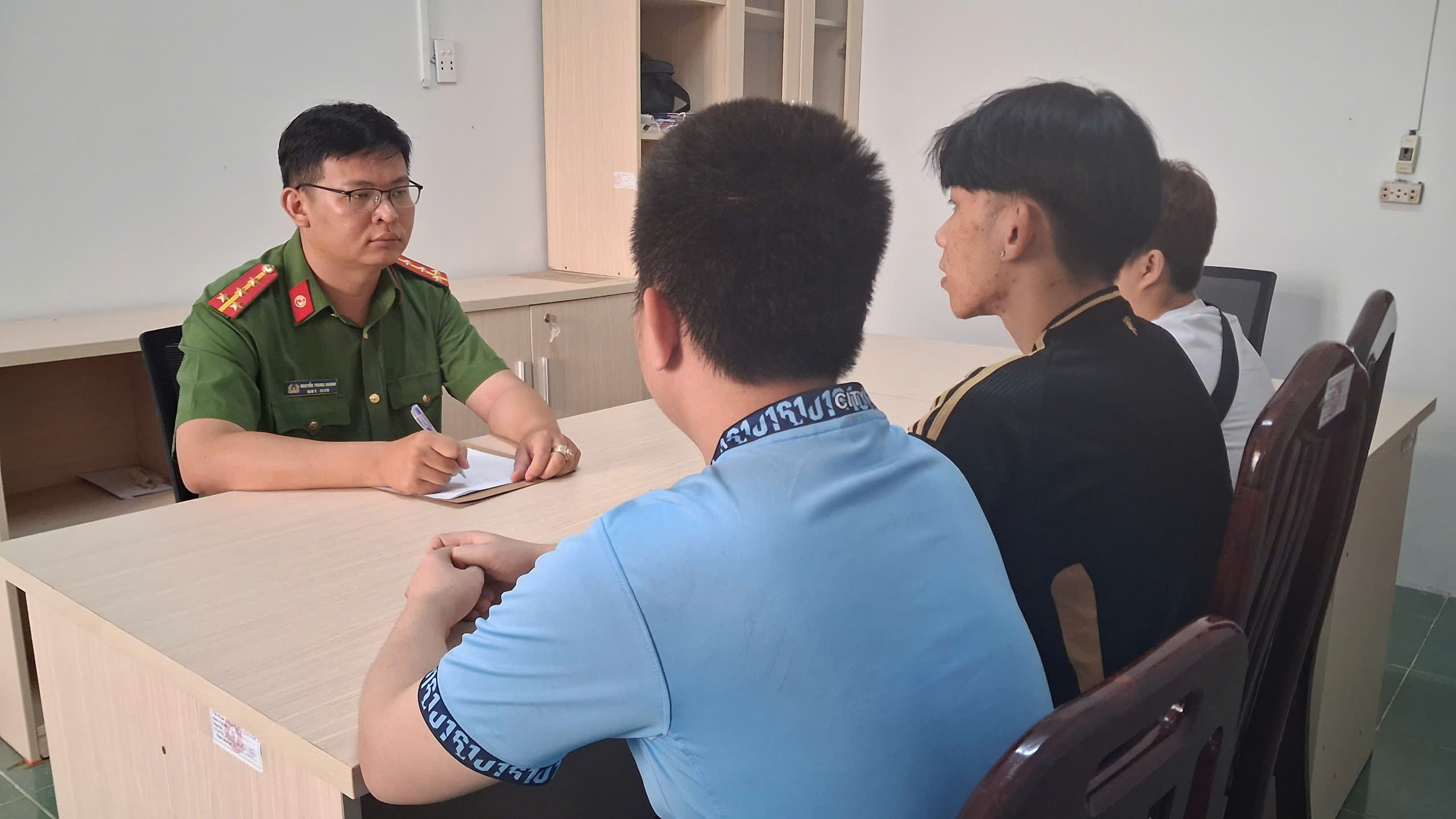 Công an làm việc với các công dân sau khi bị lừa sang nước ngoài (L N D ngồi giữa)