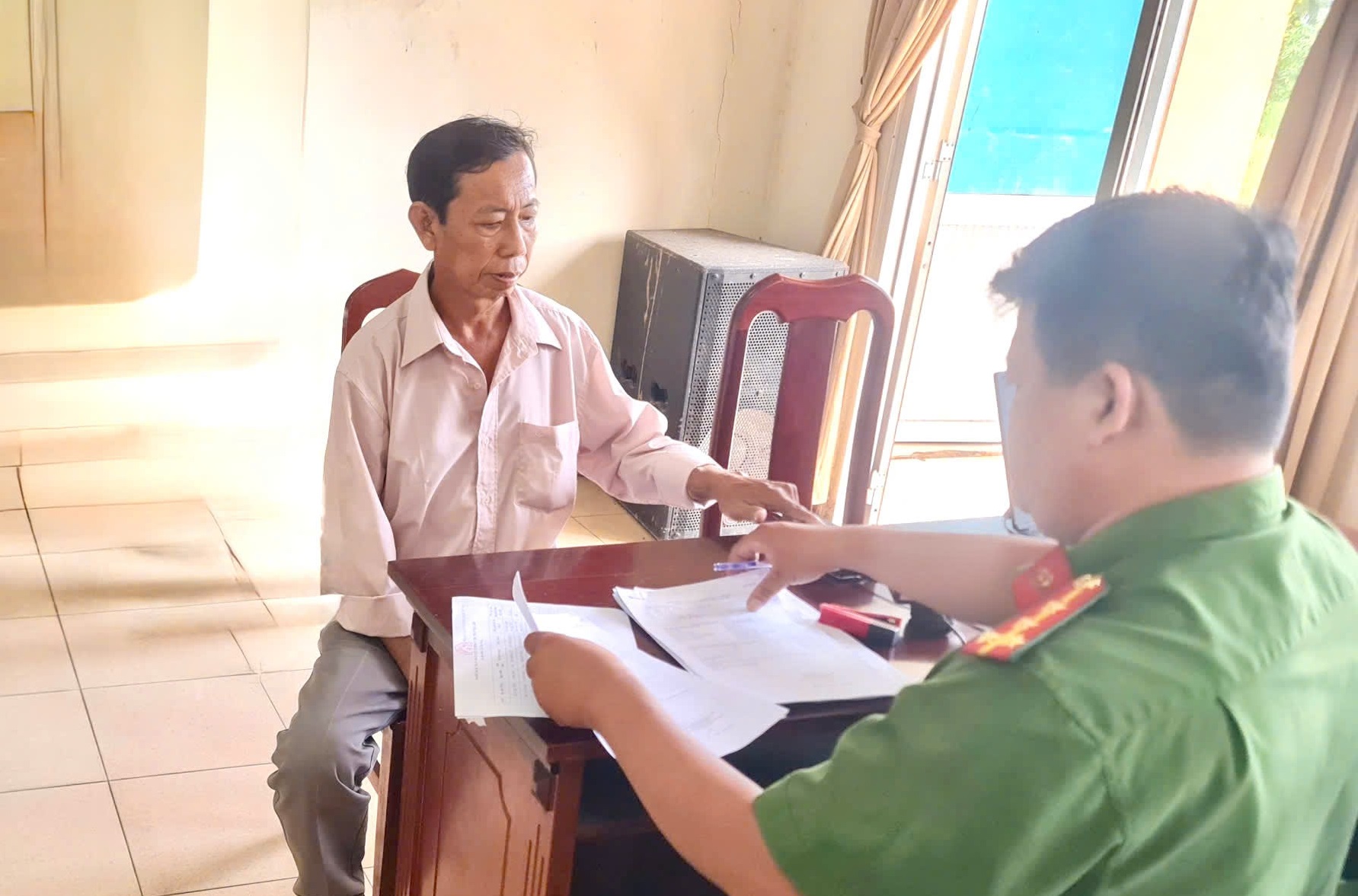 Công an xã Châu Hưng hỗ trợ thân nhân liệt sĩ đăng ký lấy mấu ADN