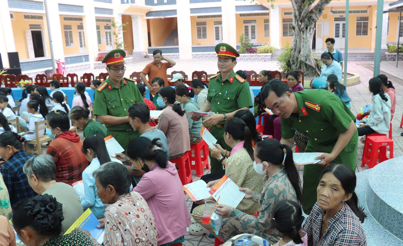 Công an xã Châu Thành tuyên truyền với người dân về Luật trật tự an toàn giao thông