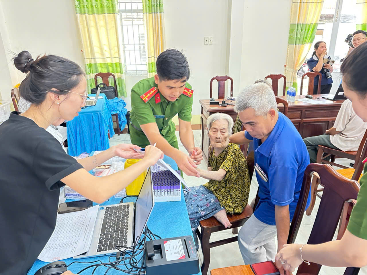 Công an xã hỗ trợ thu mẫu ADN