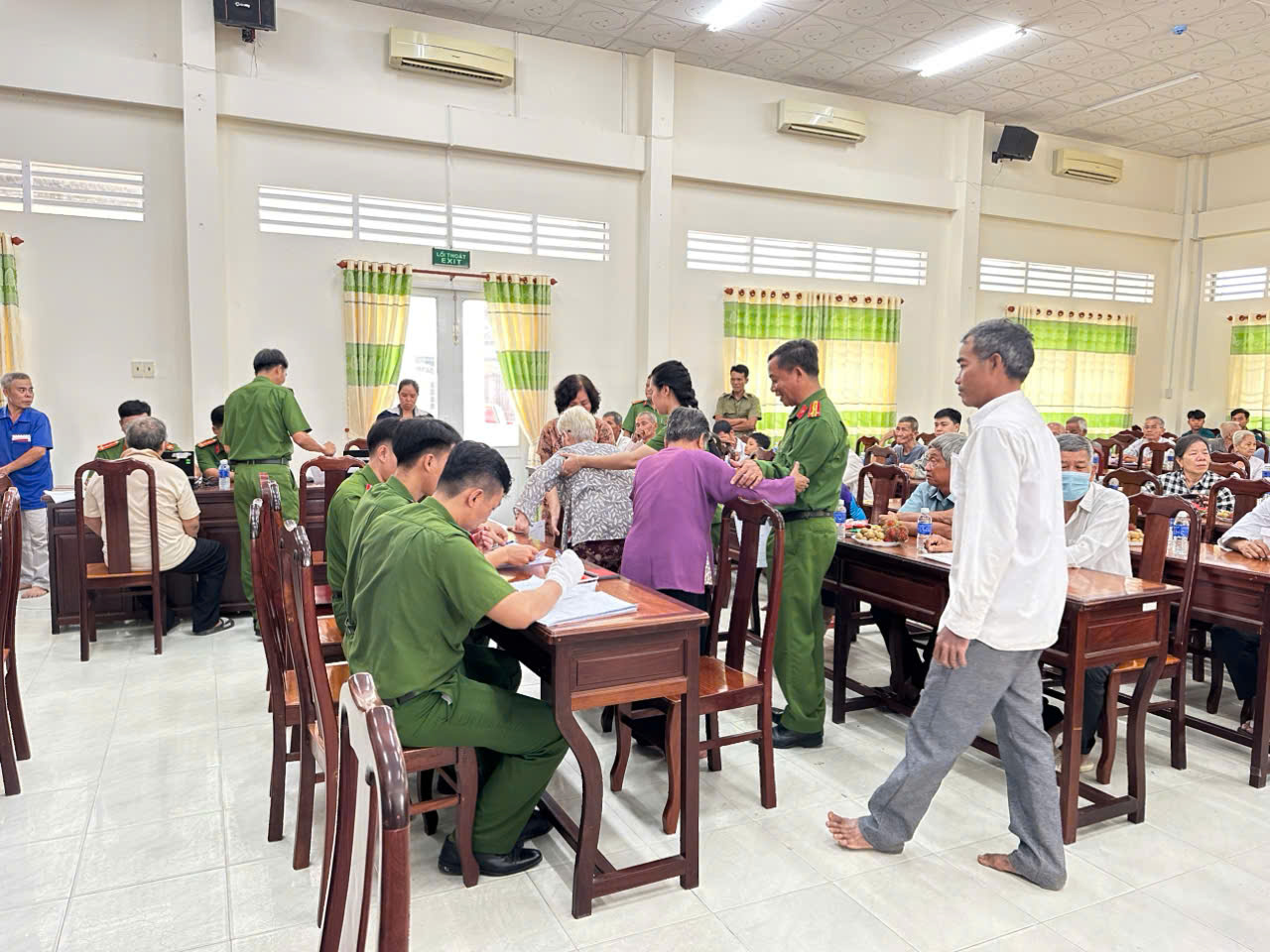 Công an xã phối hợp đối chiếu thông tin