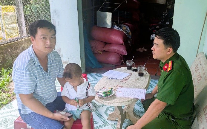 Công an xã Song Lộc xuống nhà người dân hướng dẫn các thủ tục hành chính ảnh 2