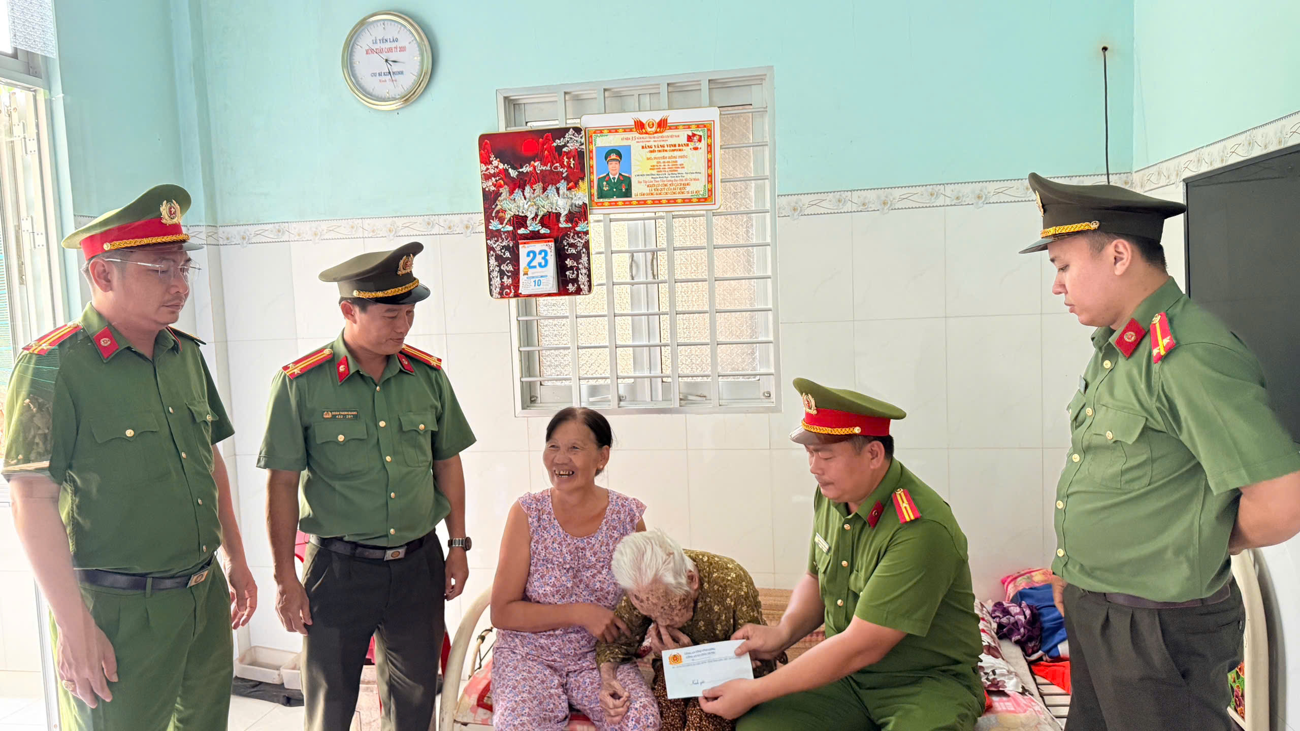 Công an xã Thăm tặng quà Mẹ Nguyễn Thị Chơi