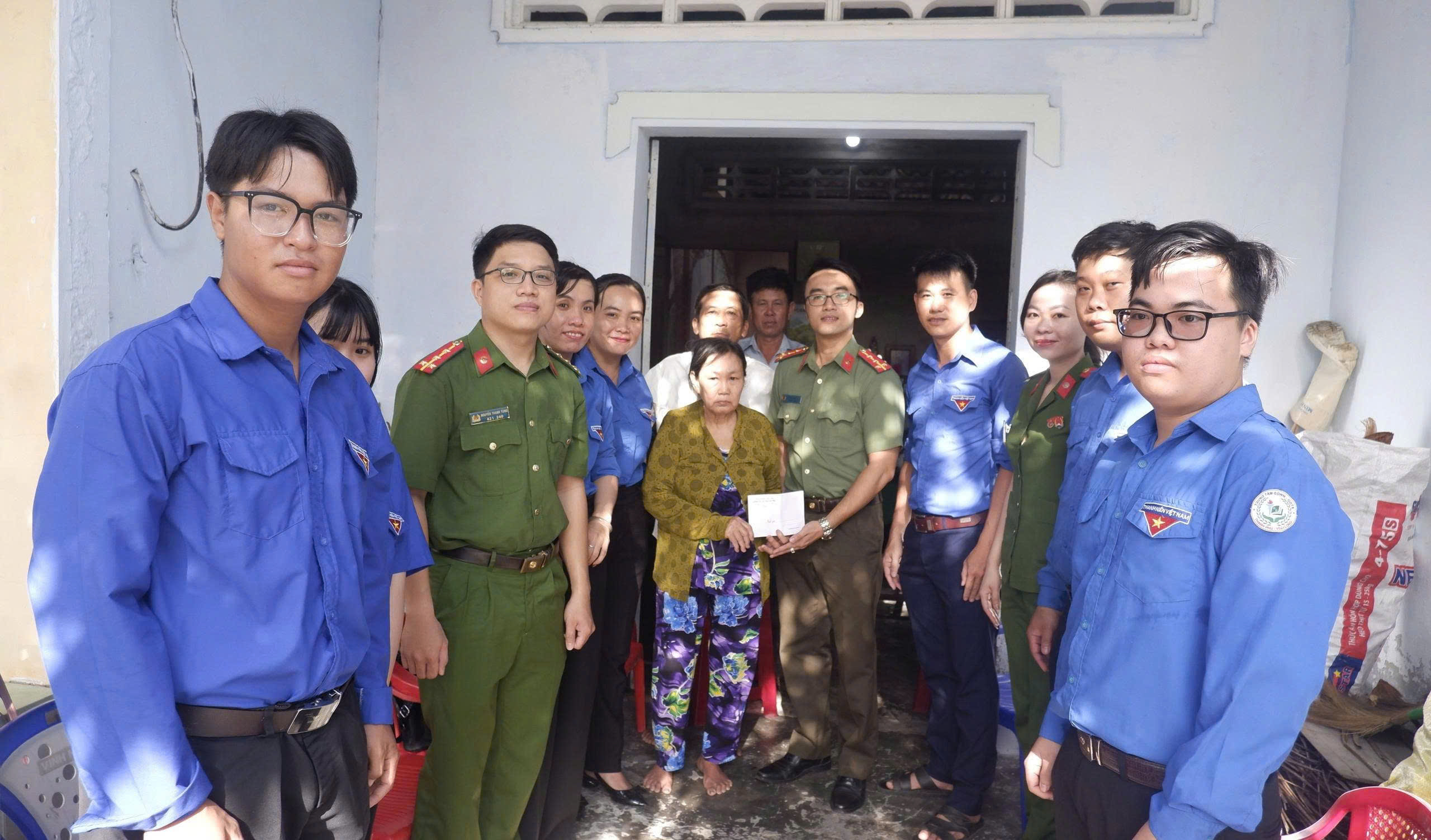 công an xã Thạnh Phú phối hợp cùng xã Đoàn thăm tặng quà các gia đình chính sách trên địa bàn