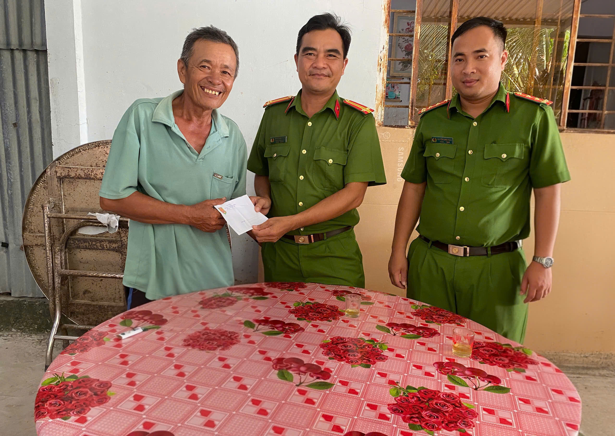 công an xã Thạnh Phú tặng quà thân nhân liệt sĩ CAND trên địa bàn