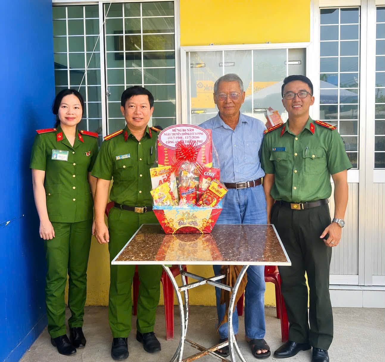 Công an xã Thạnh Phú thăm đồng chí Đại tá Nguyễn Minh Phương, nguyên TCA huyện Thạnh Phú