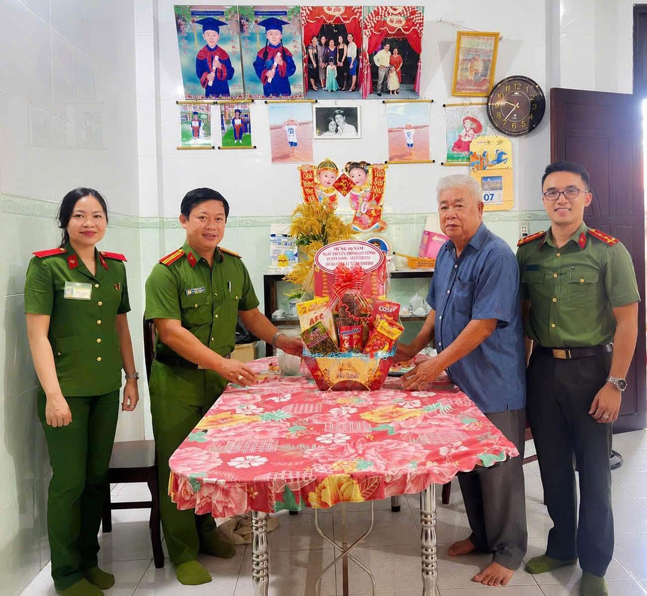 Công an xã Thạnh Phú thăm đồng chí Đại tá Phan Nhật Nam, nguyên TCA huyện Thạnh Phú