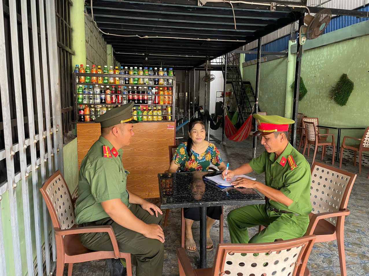 Công an xã Trà Ôn tuyên truyền, vận động cho ký cam kết