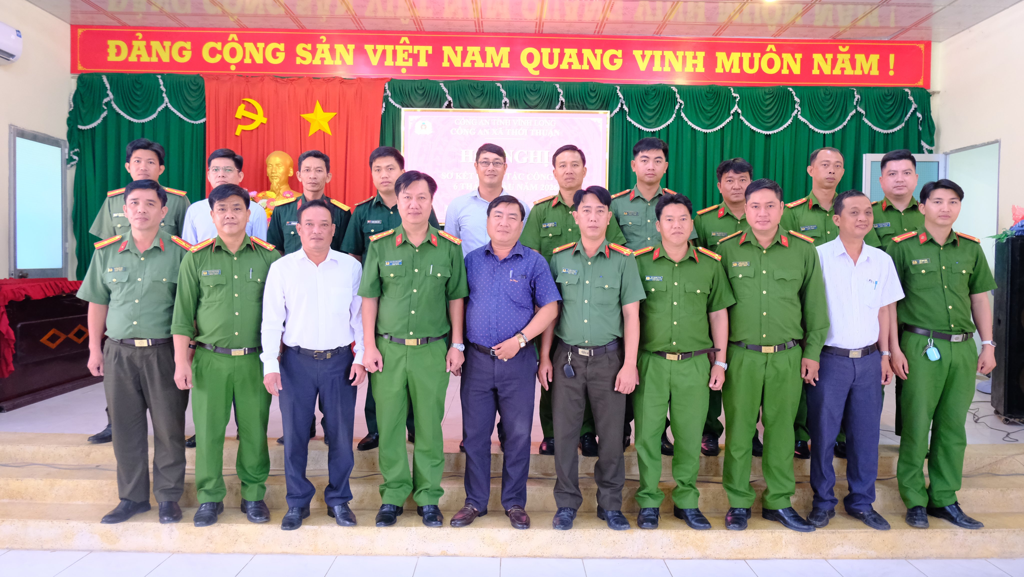 Đại biểu chụp ảnh lưu niệm