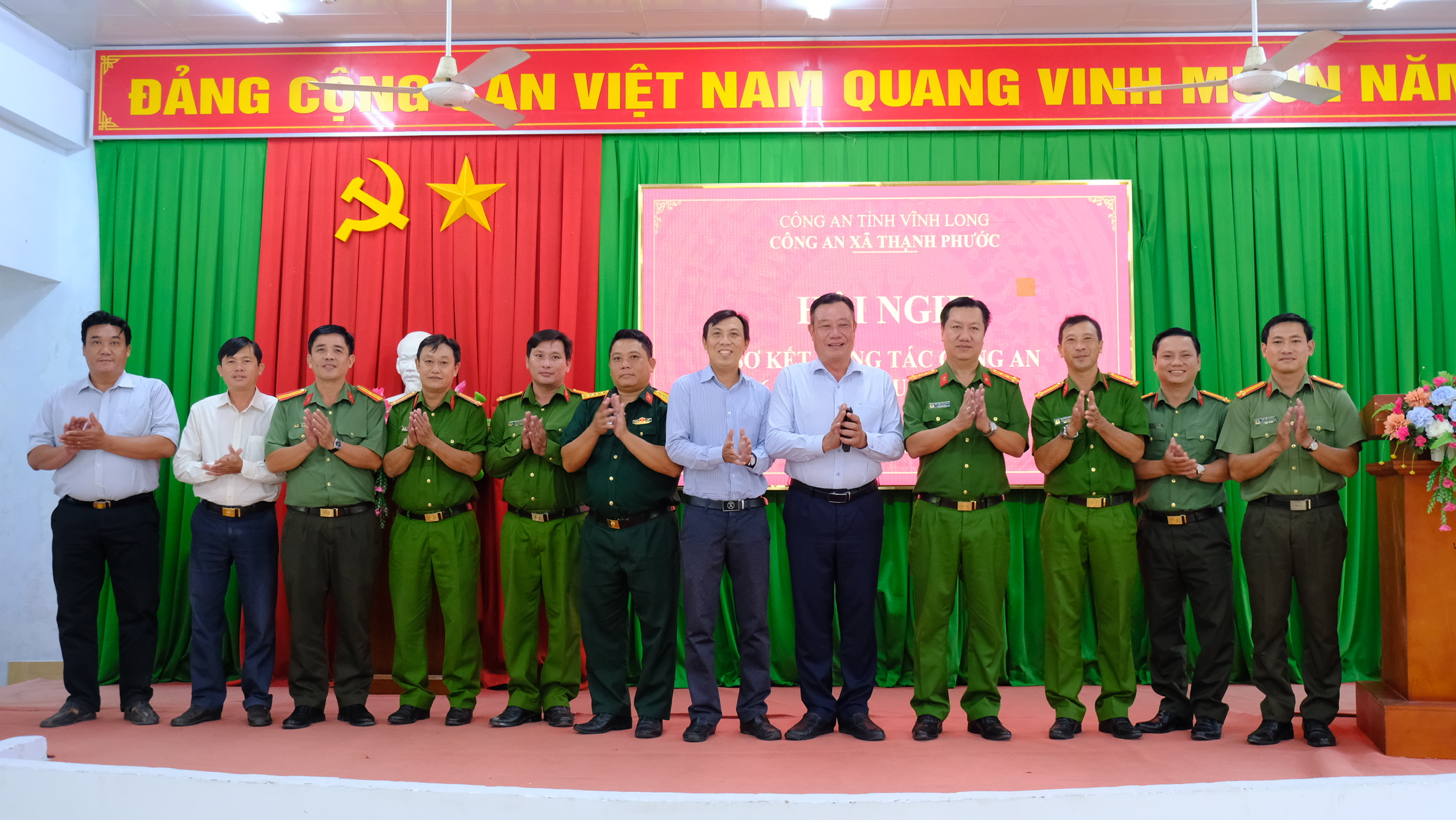Đại biểu chụp ảnh lưu niệm