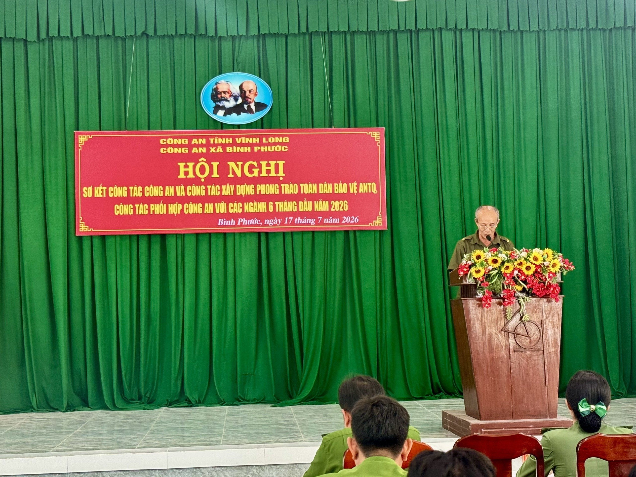 Đại biểu phát biểu tham luận tại hội nghị