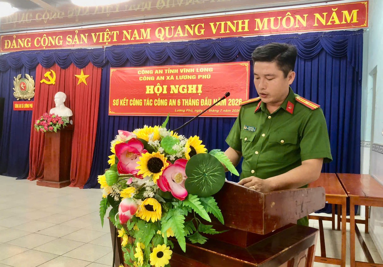 Đại diện Ban Chỉ huy Công an xã trình bày báo cáo sơ kết, đánh giá kết quả đạt được trong 6 tháng đầu năm 2026