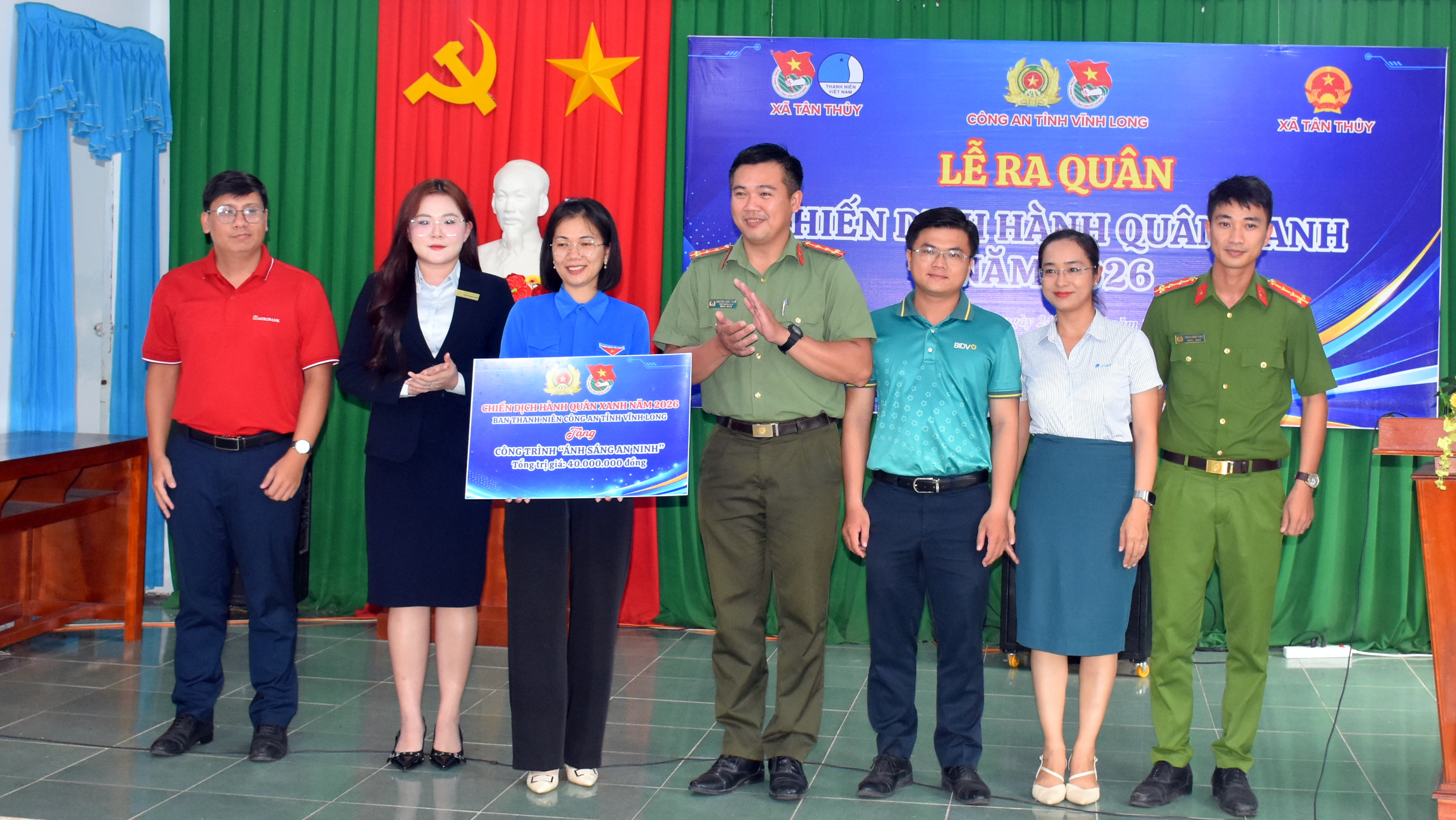 Đại diện Ban thanh niên và nhà tài trợ trao tiền hỗ trợ thực hiện công trình Ánh sáng an ninh