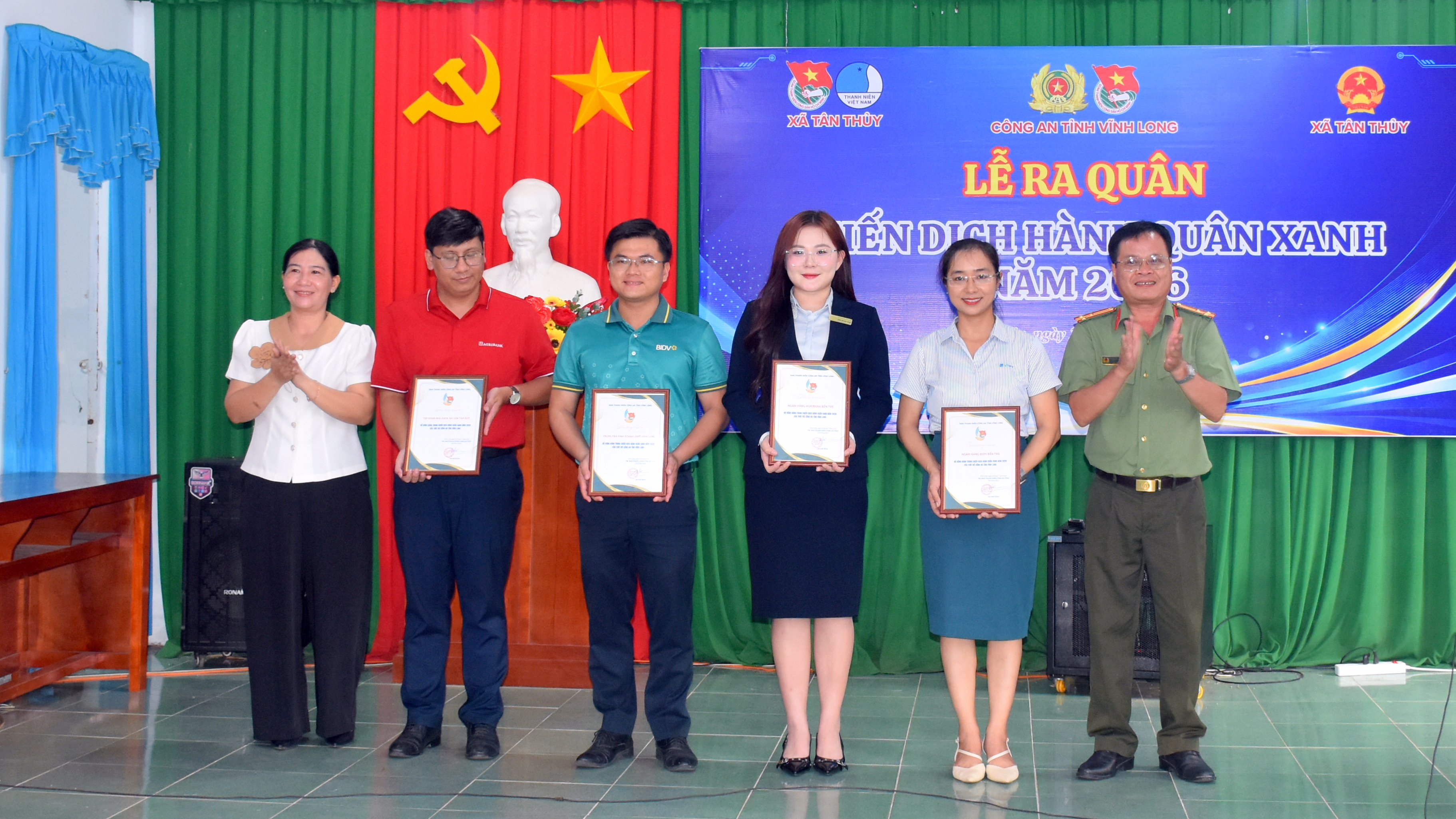 Đại diện các đơn vị tài trợ nhận thư cảm ơn của Ban tổ chức