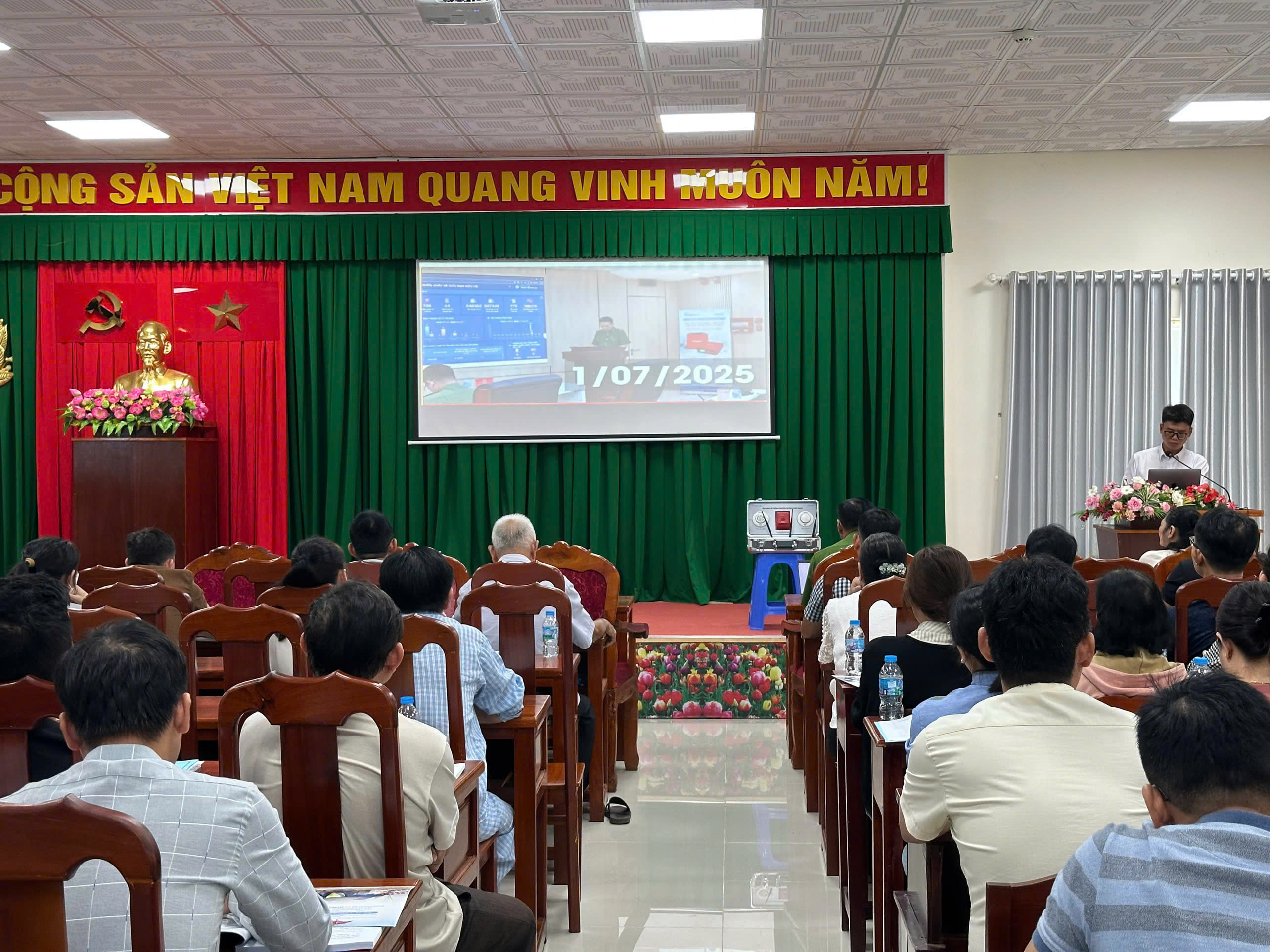 Đại diện Công ty Gtel tuyên truyền, hướng dẫn về việc lắp đặt