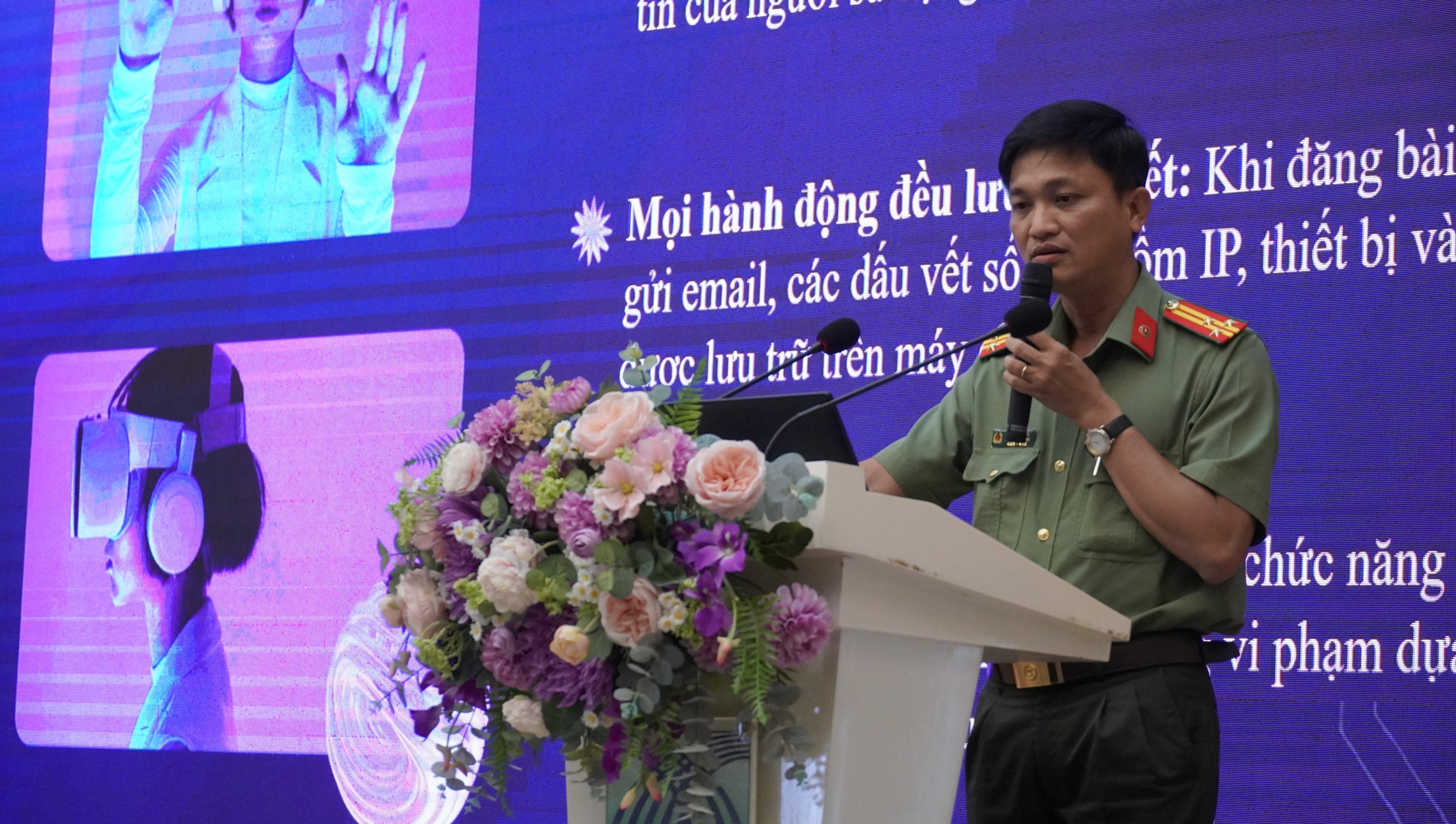 Đại diện lãnh đạo Phòng An ninh mạng và phòng, chống tội phạm sử dụng công nghệ cao, Công an tỉnh tuyên truyền