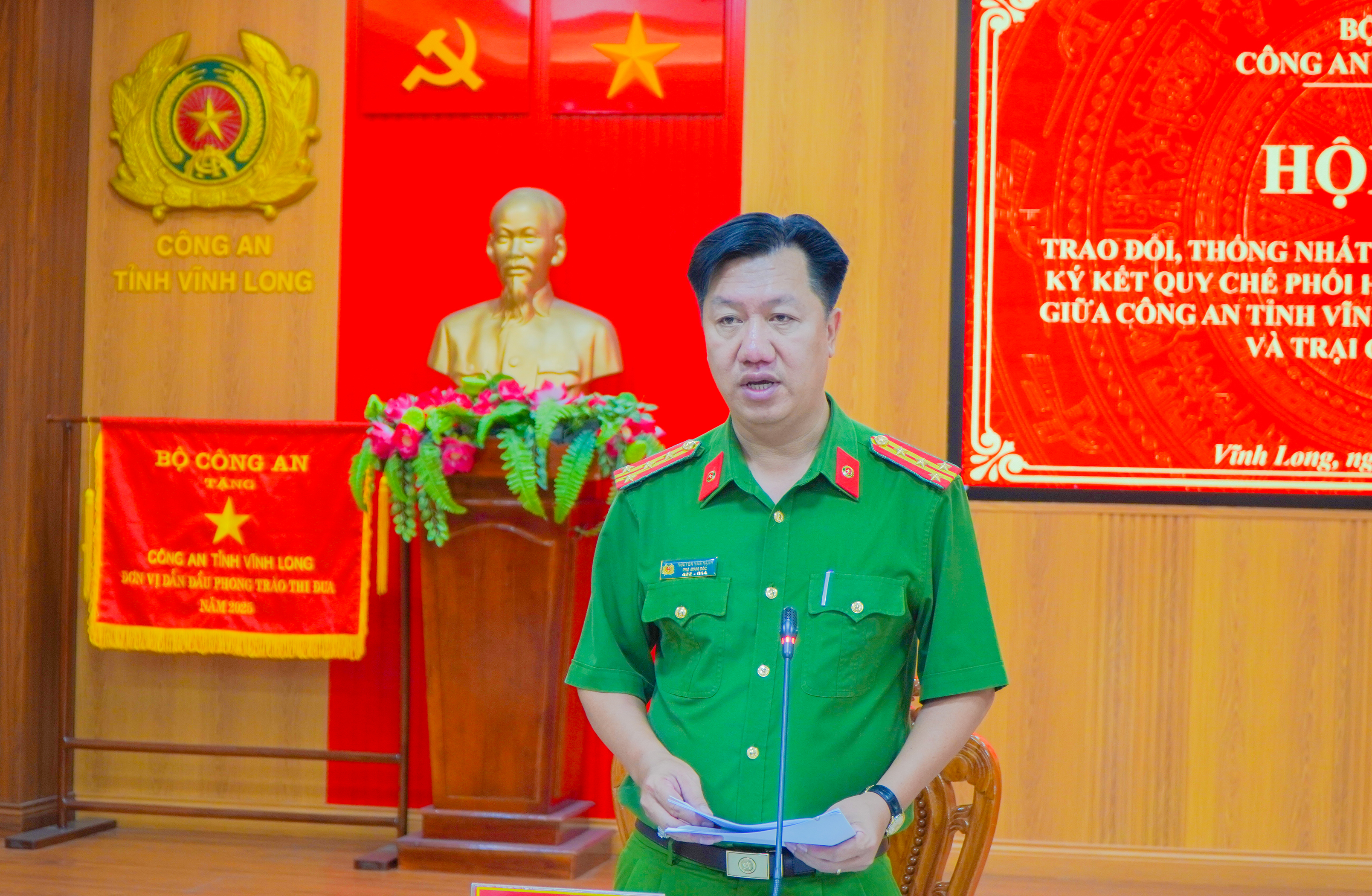 Đại tá Nguyễn Văn Hạnh, Phó Giám đốc Công an tỉnh phát biểu tại hội nghị