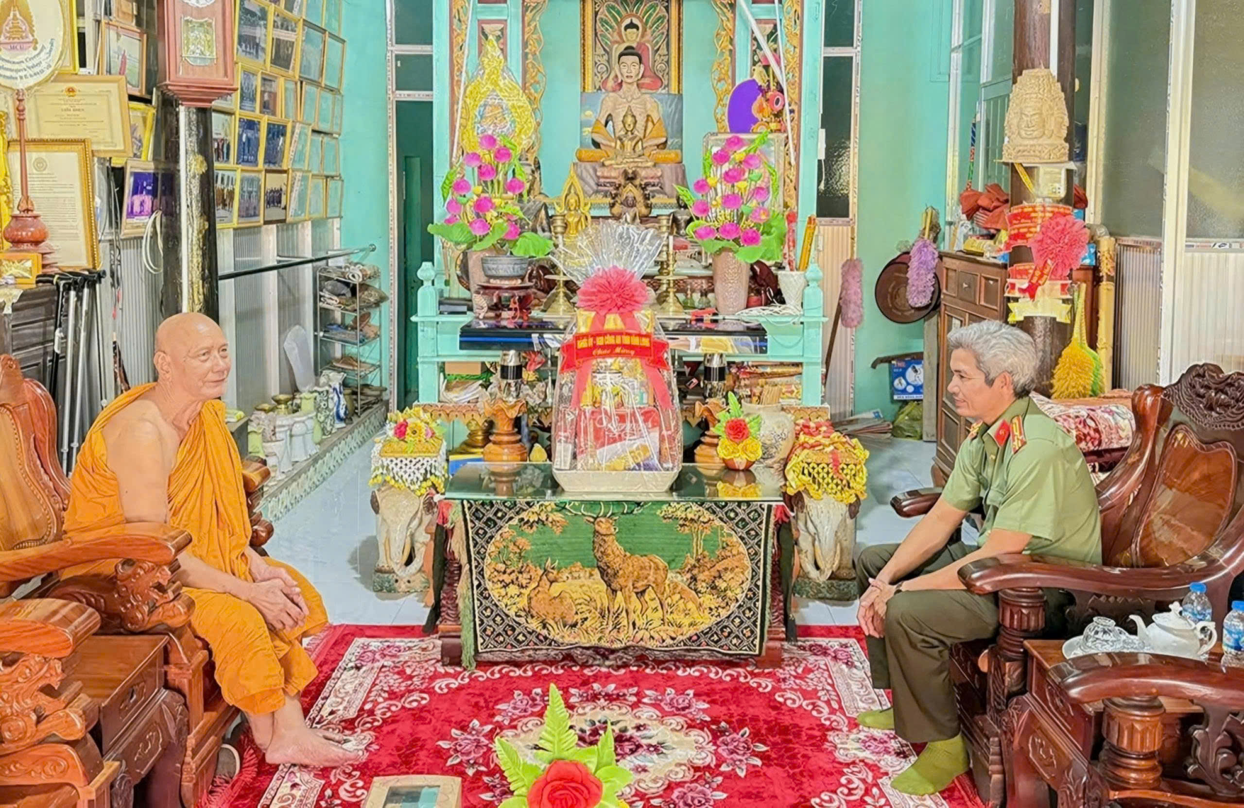 Đại tá Thạch Chane Đa cùng đoàn công tác thường xuyên đến thăm hỏi các cơ sở tôn giáo vào các dịp lễ trọng (2)