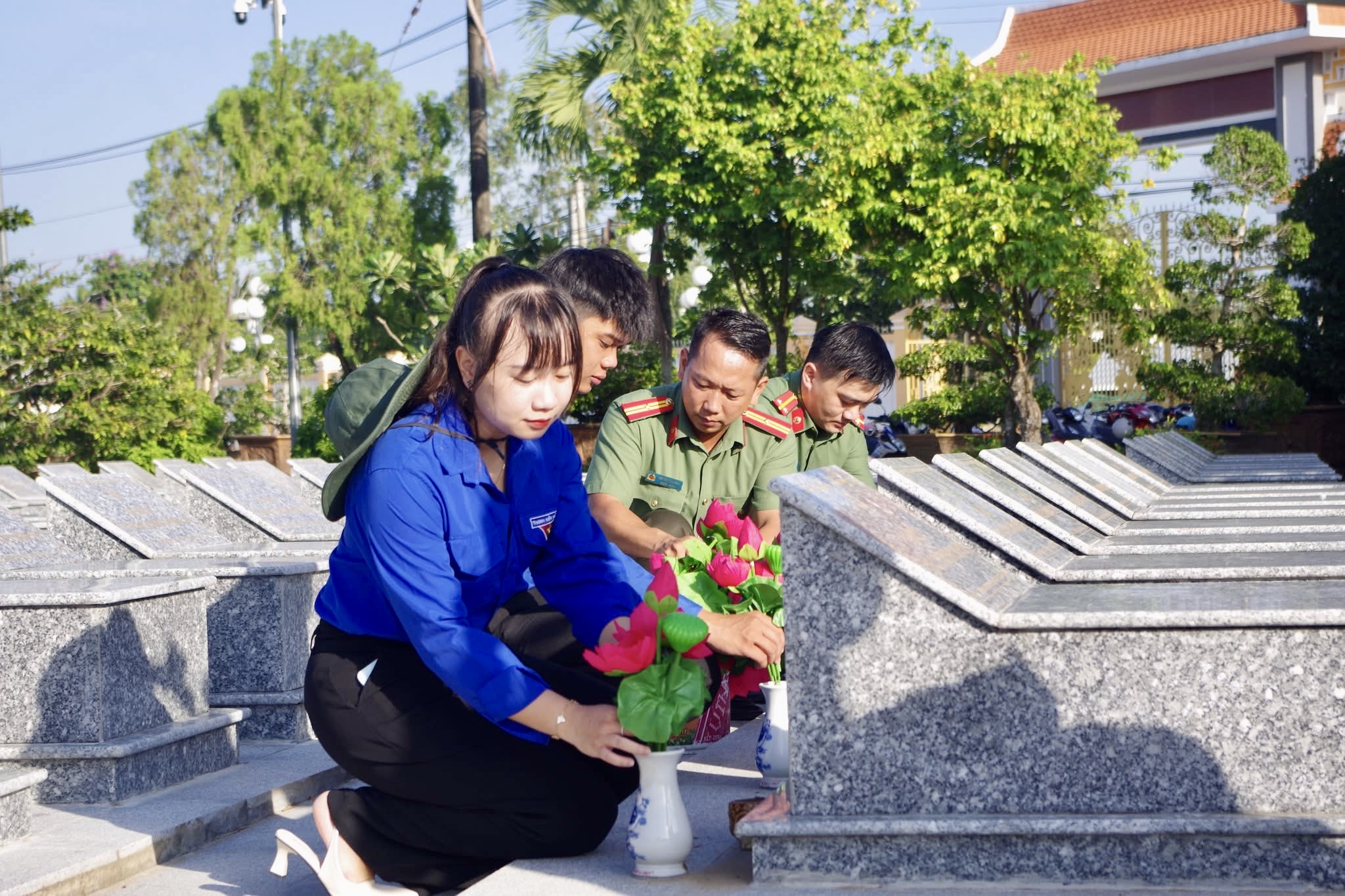Dâng hoa các phần mộ liệt sĩ