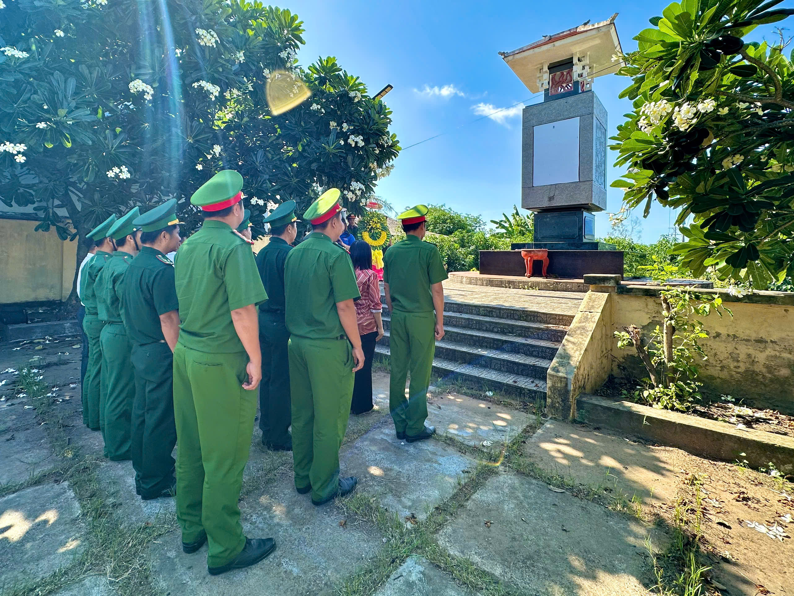 dâng hoa, dâng hương tại Bia thảm sát (2)