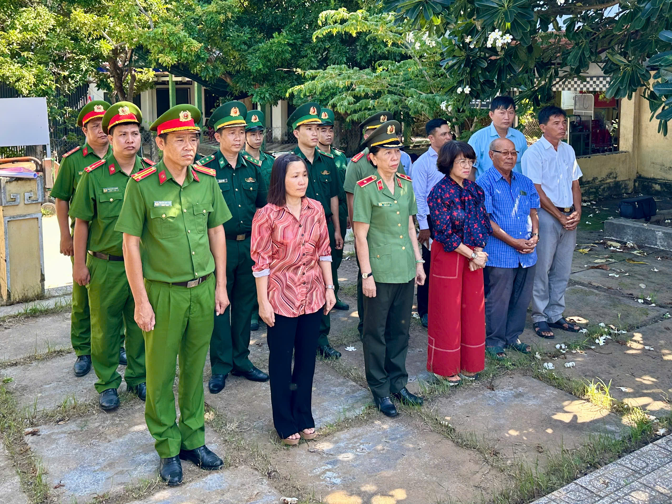 dâng hoa, dâng hương tại Bia thảm sát (3)