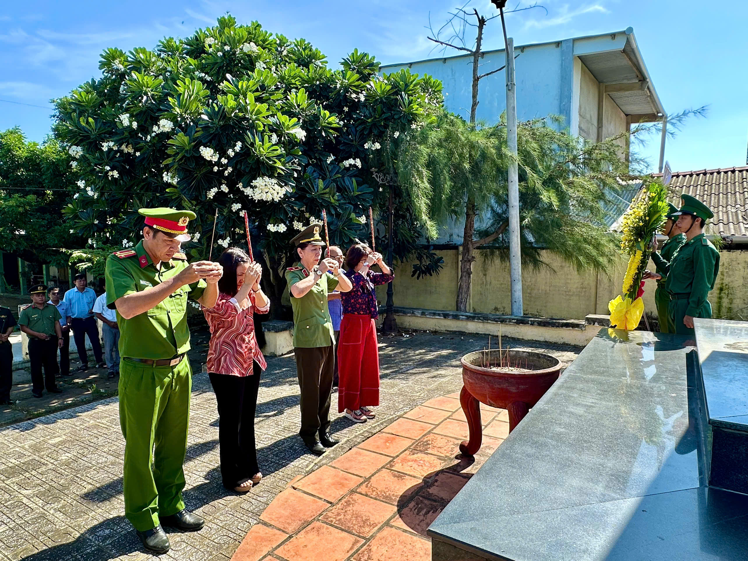 dâng hoa, dâng hương tại Bia thảm sát (4)