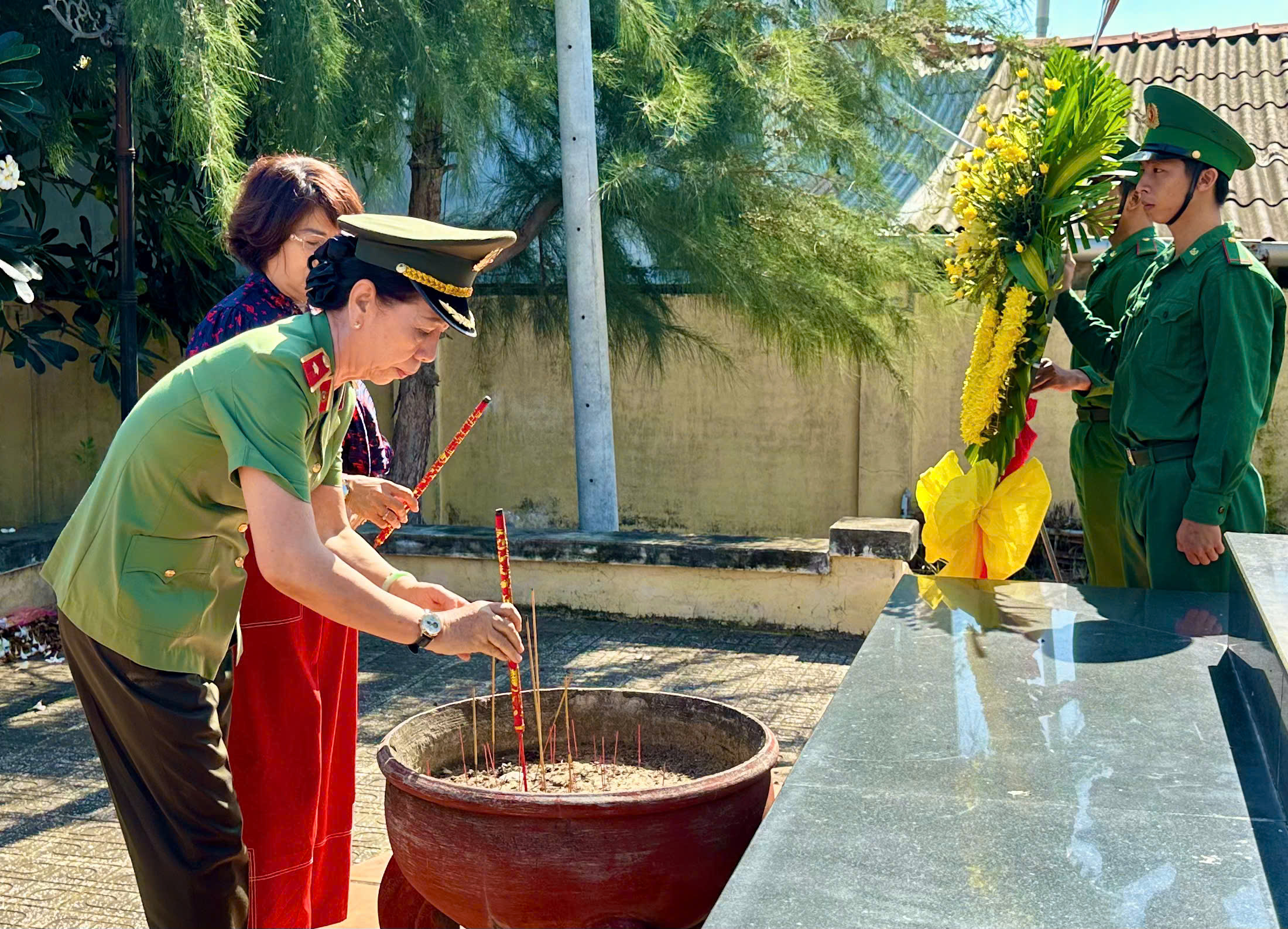 dâng hoa, dâng hương tại Bia thảm sát (5)