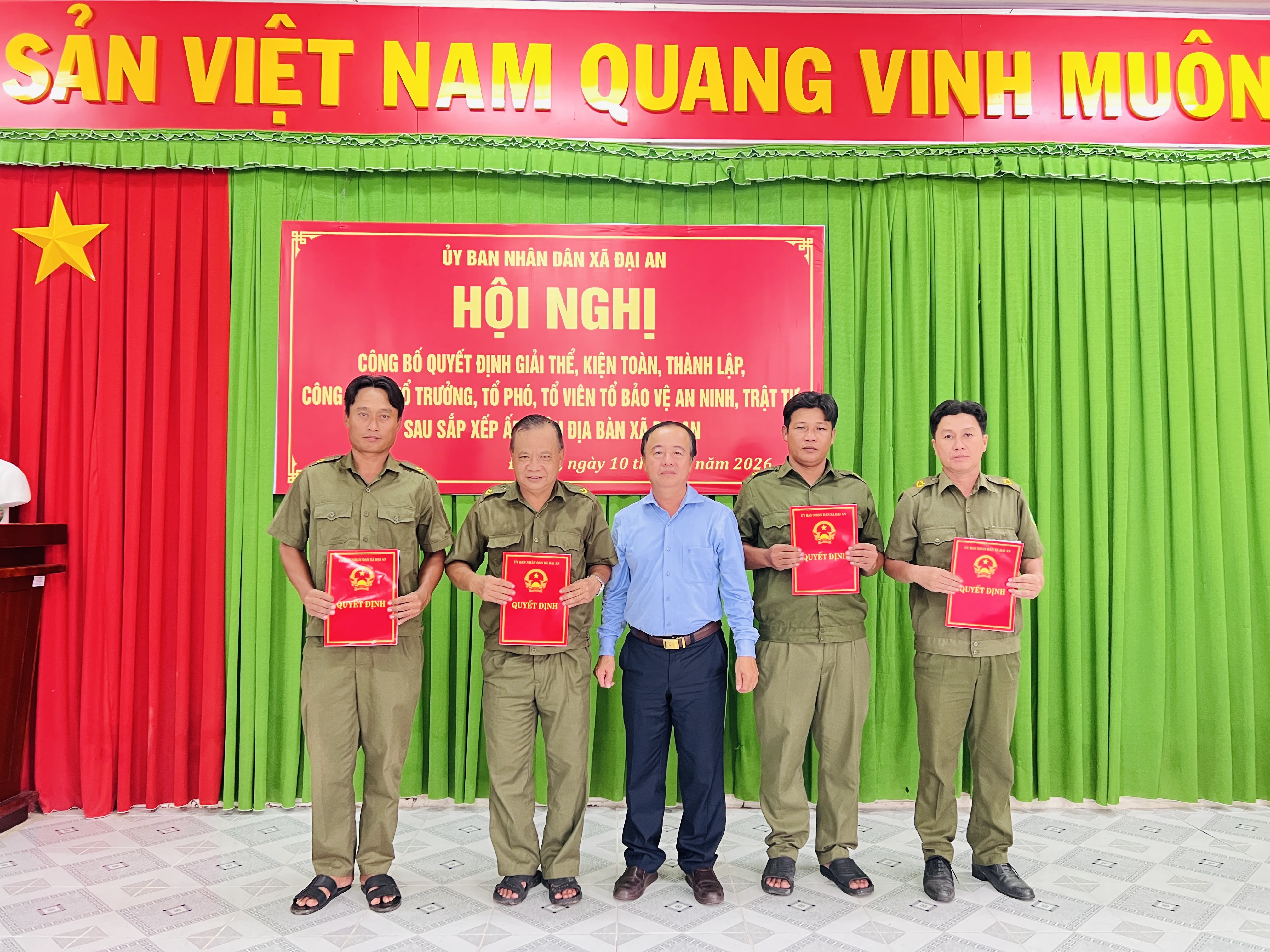Đc Chủ tịch UBND xã trao quyết định cho các thành viên Tổ bảo vệ ANTT ở cơ sở 1