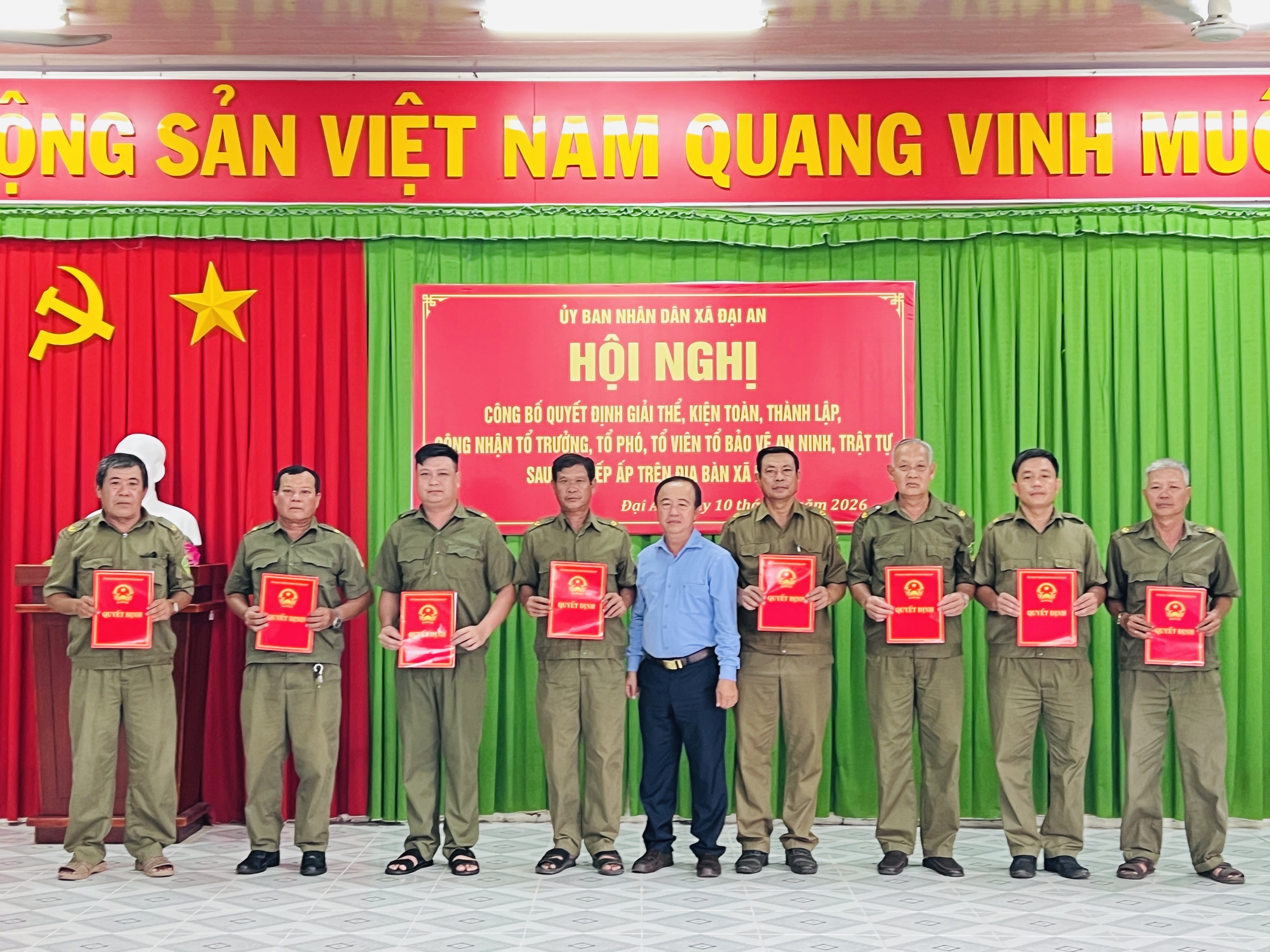 Đc Chủ tịch UBND xã trao quyết định cho các thành viên Tổ bảo vệ ANTT ở cơ sở 2