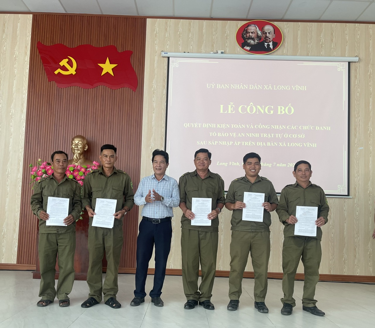 đc Lâm Văn Quang PCT UBND xã trao quyết định 2
