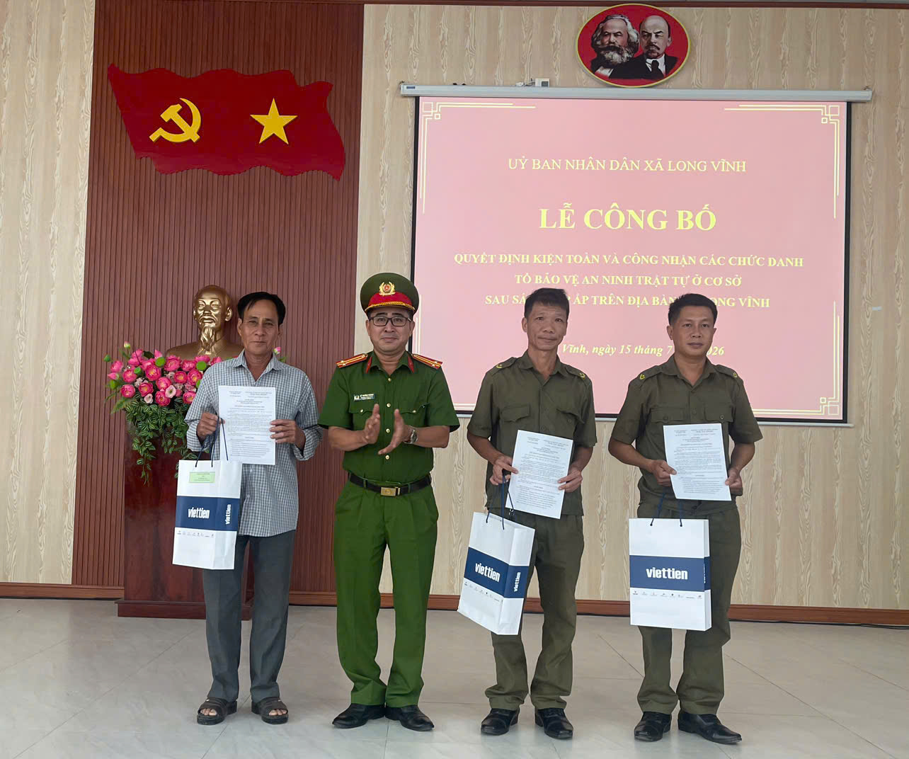 đc Trưởng Công an xã trao QĐ và tặng quà lưu niệm