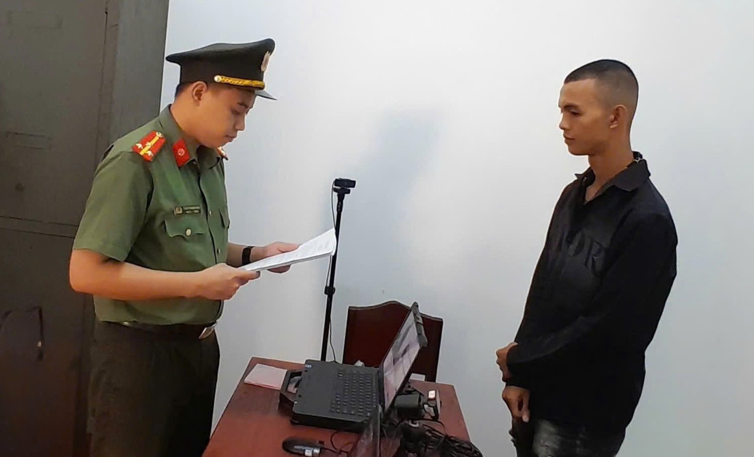 Điều tra viên tống đạt quyết định khởi tố