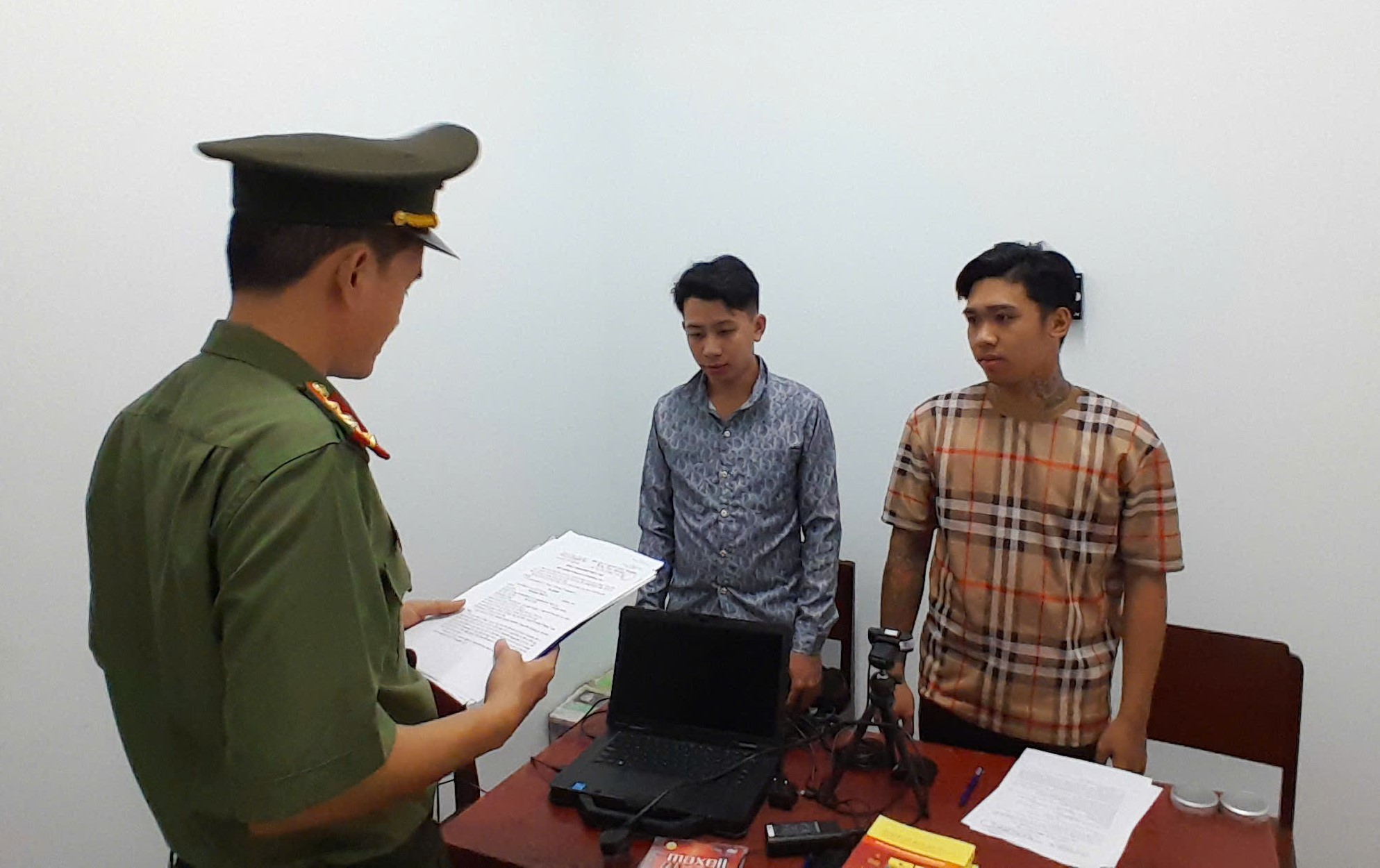 Điều tra viên tống đạt quyết định khởi tố