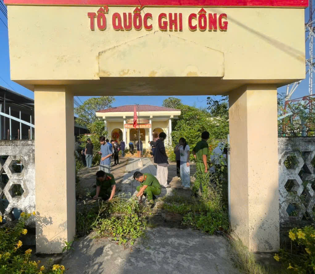 Đoàn viên Chi đoàn tham gia dọn vệ sinh 1