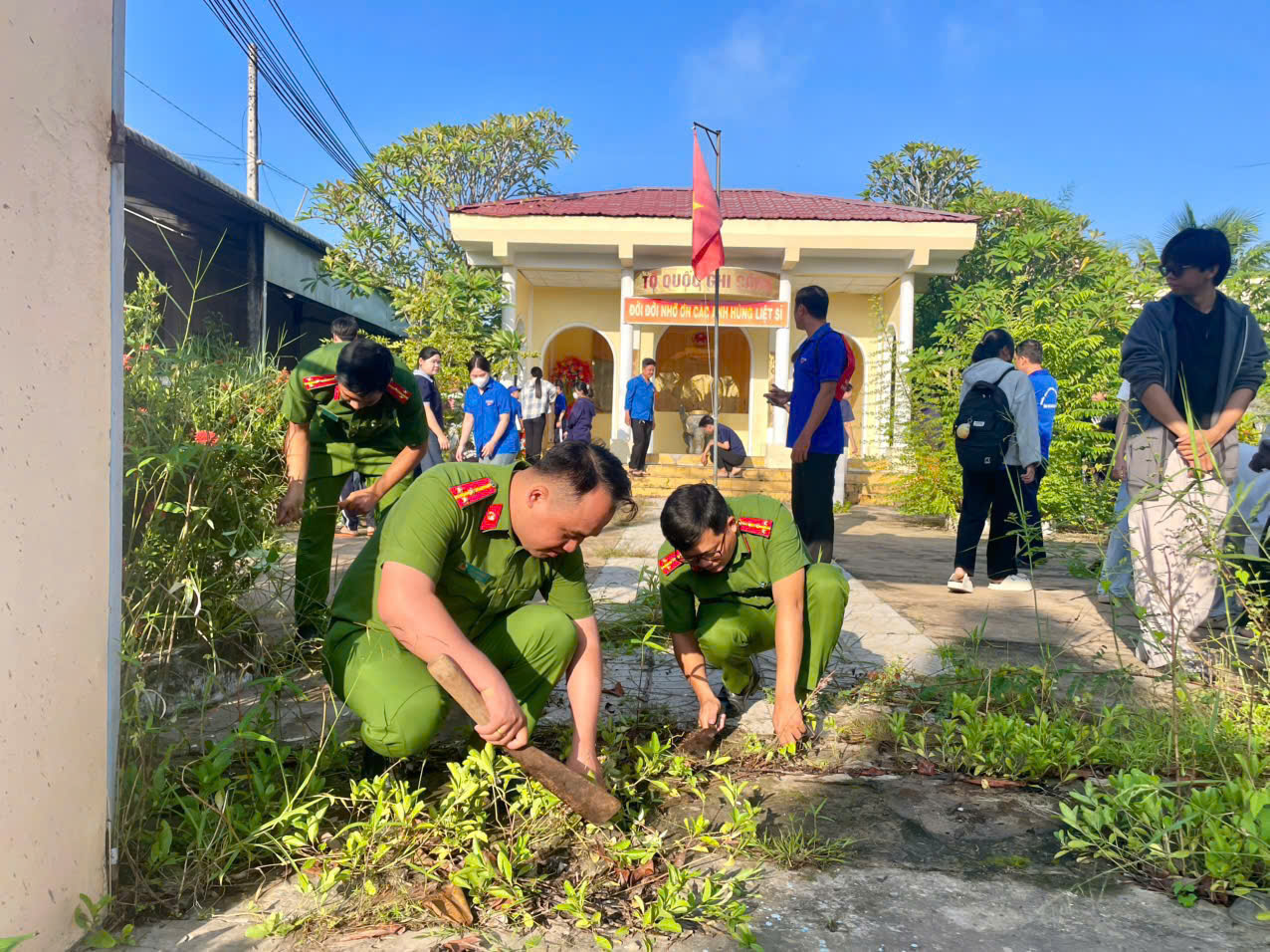 Đoàn viên Chi đoàn tham gia dọn vệ sinh 2