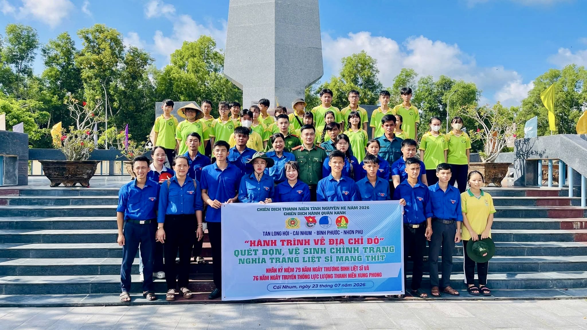 Đoàn viên, thanh niên chụp ảnh lưu niệm